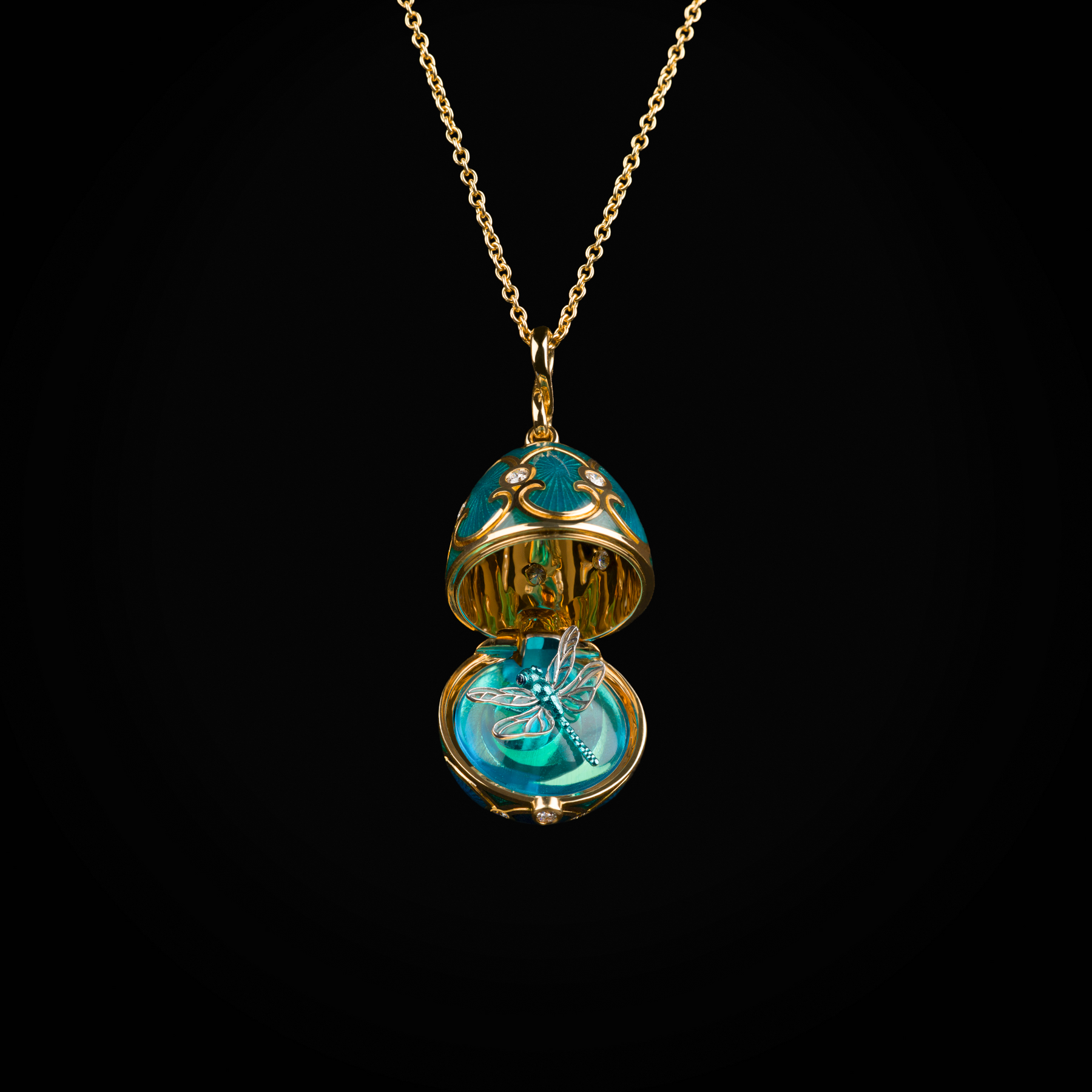 Cadena huevo fabergé esmalte vitreo azul claro libélula central oro amarillo 18k con diamantes de mina