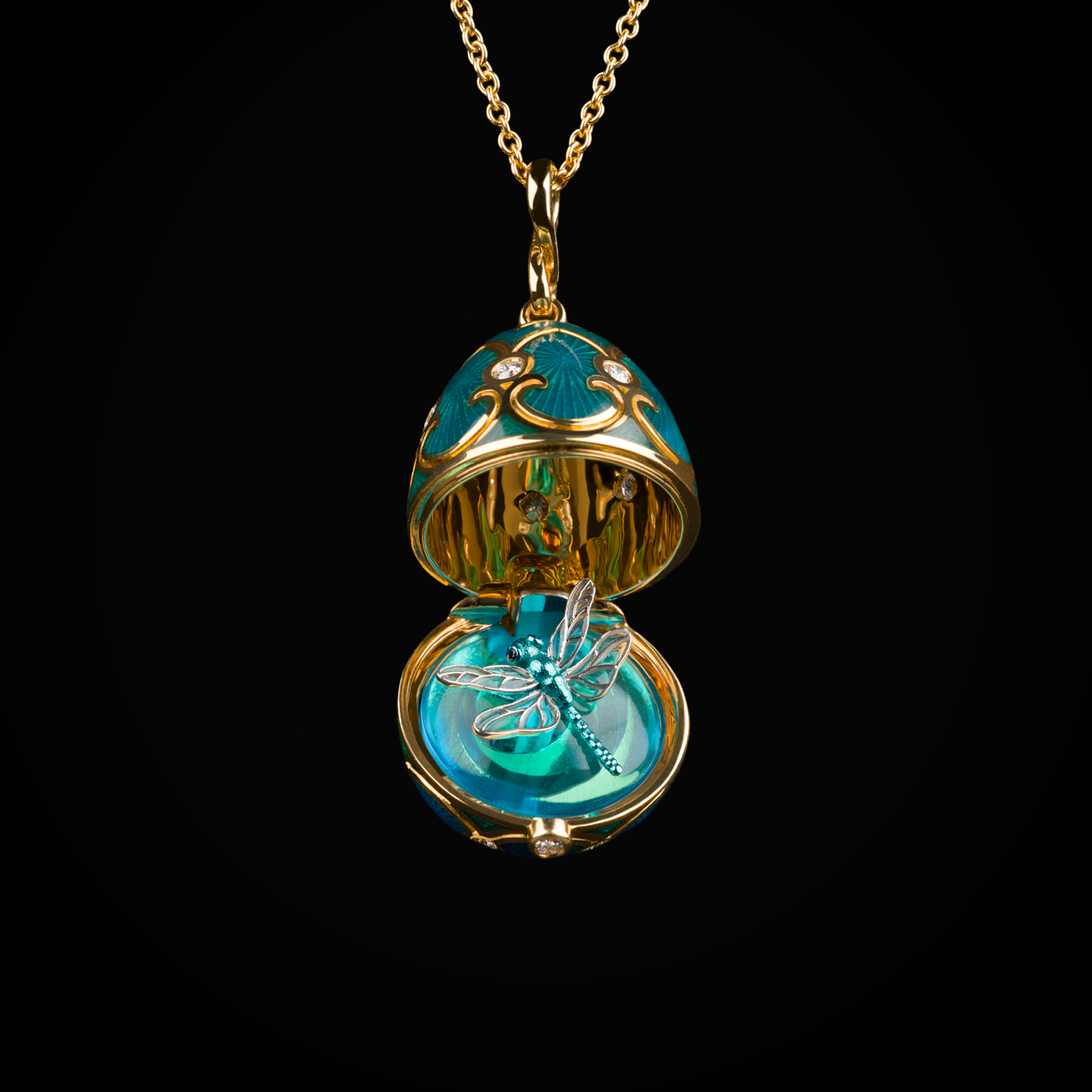Cadena huevo fabergé esmalte vitreo azul claro libélula central oro amarillo 18k con diamantes de mina