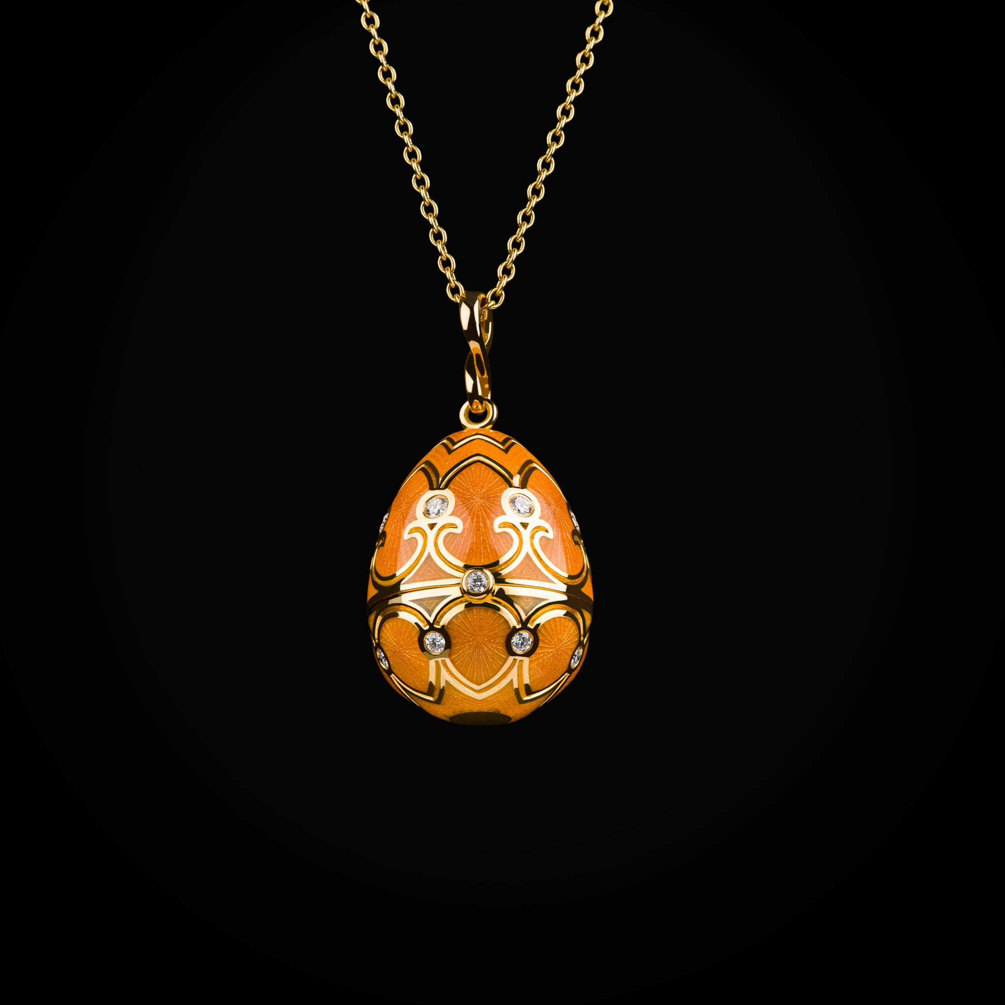 Cadena 18k huevo fabergé esmalte vitreo color mostaza abeja central oro amarillo 18k con diamantes de mina