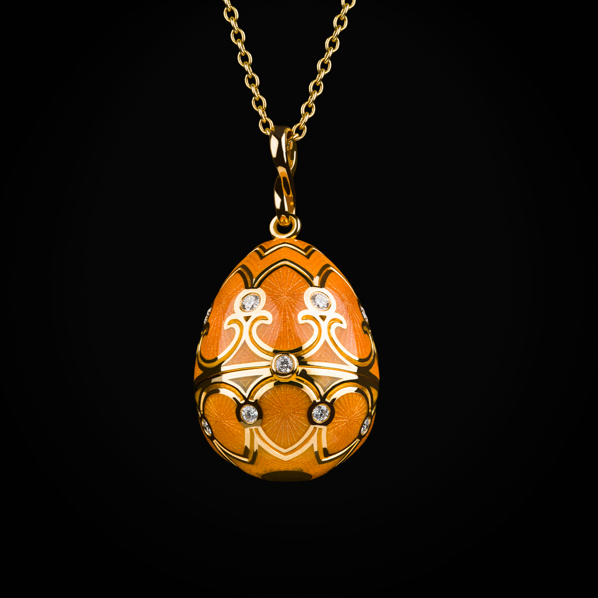 Cadena 18k huevo fabergé esmalte vitreo color mostaza abeja central oro amarillo 18k con diamantes de mina