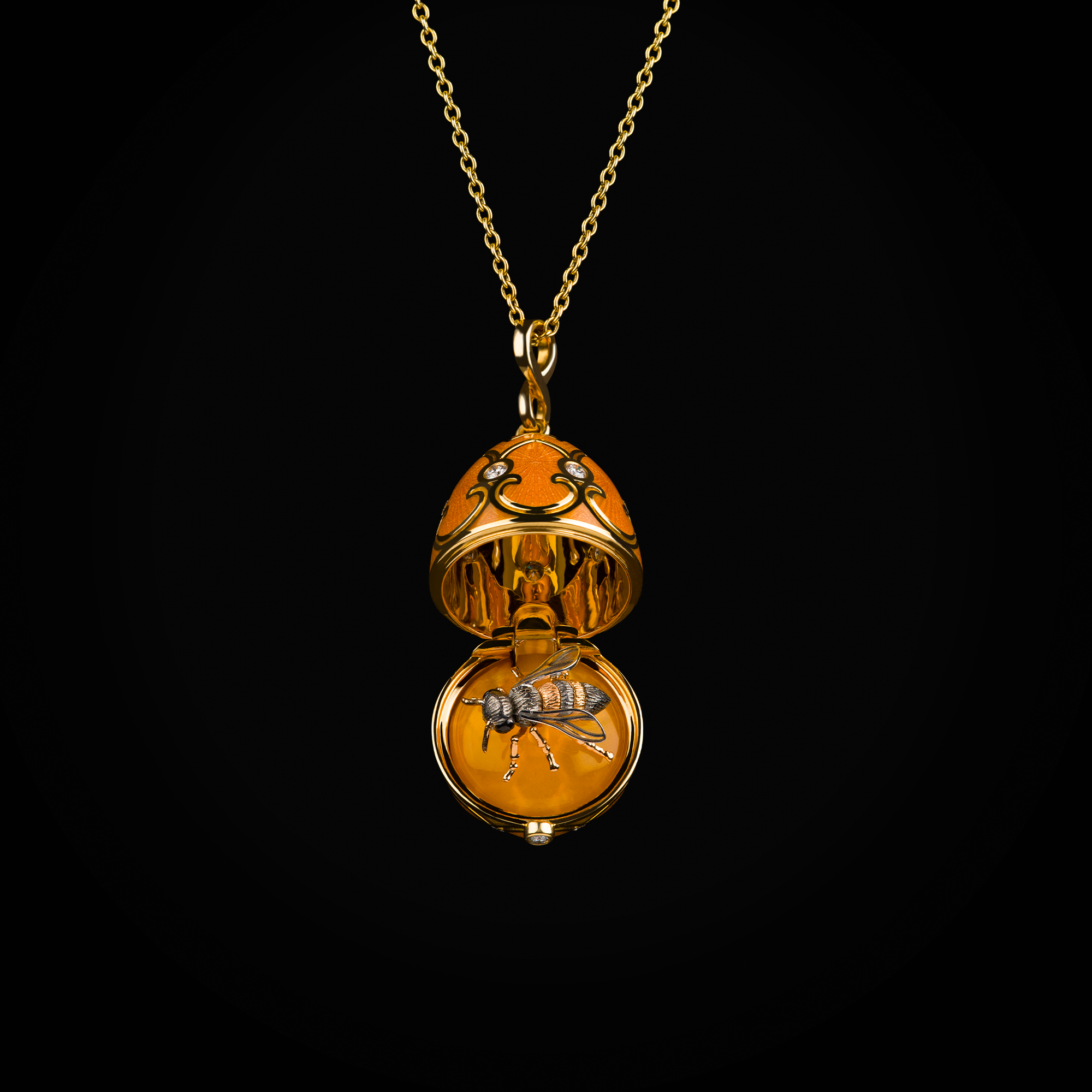 Cadena 18k huevo fabergé esmalte vitreo color mostaza abeja central oro amarillo 18k con diamantes de mina