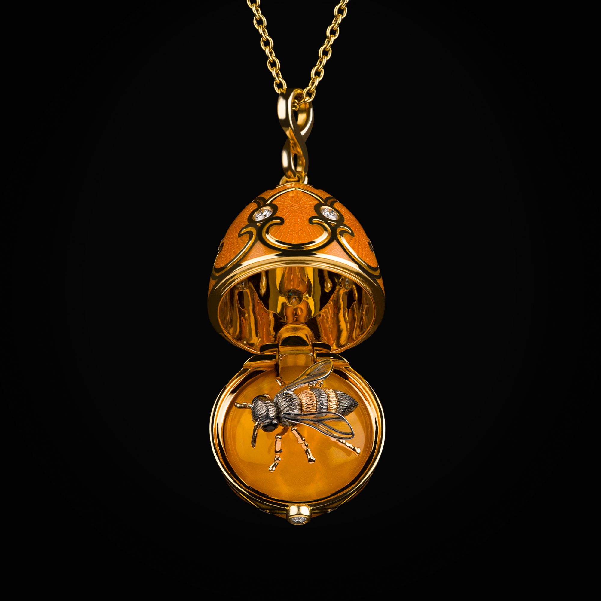 Cadena 18k huevo fabergé esmalte vitreo color mostaza abeja central oro amarillo 18k con diamantes de mina
