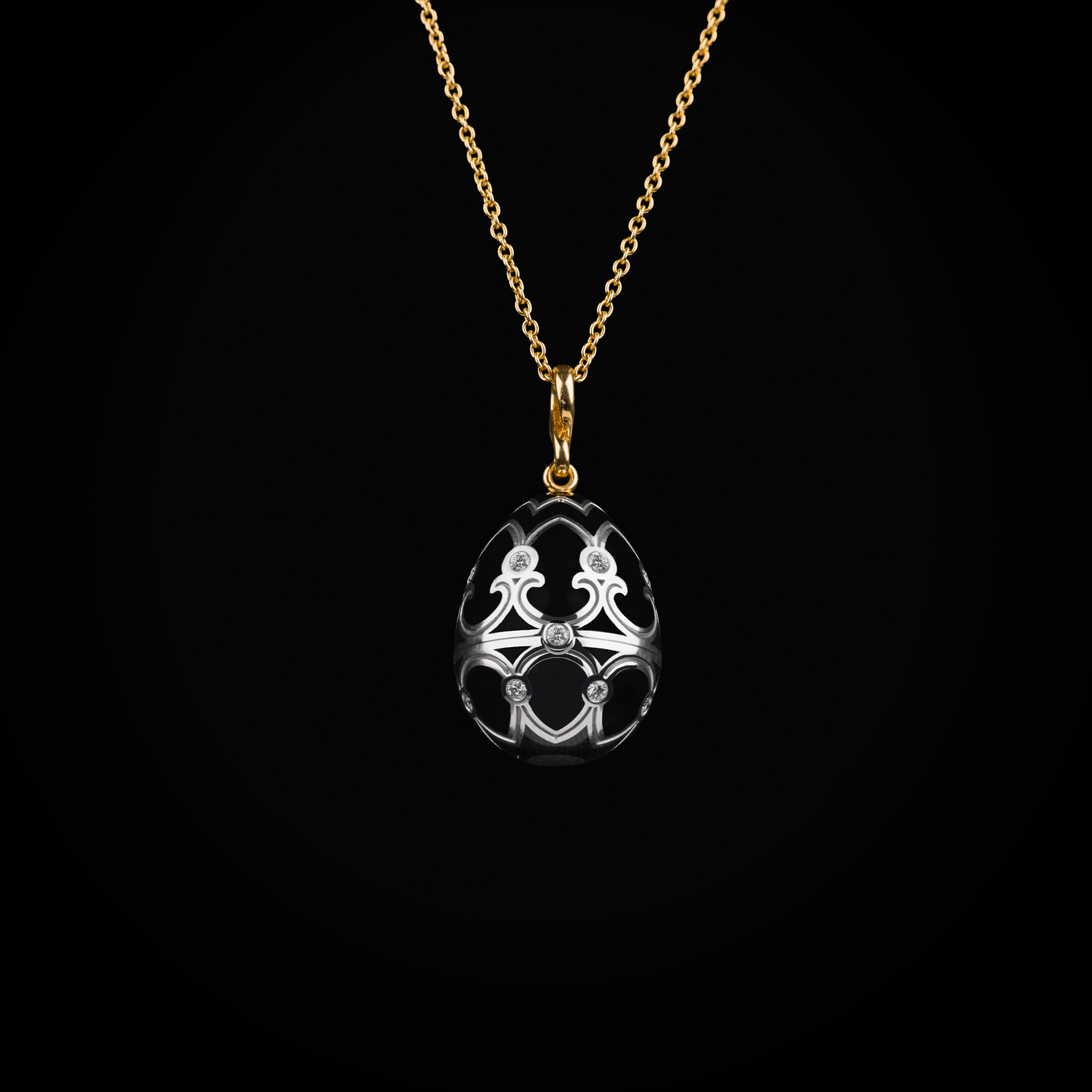 Cadena huevo fabergé esmalte vitreo negro con pingüino central sobre gema agata de oro amarillo y blanco 18k con diamantes de mina corte brillante