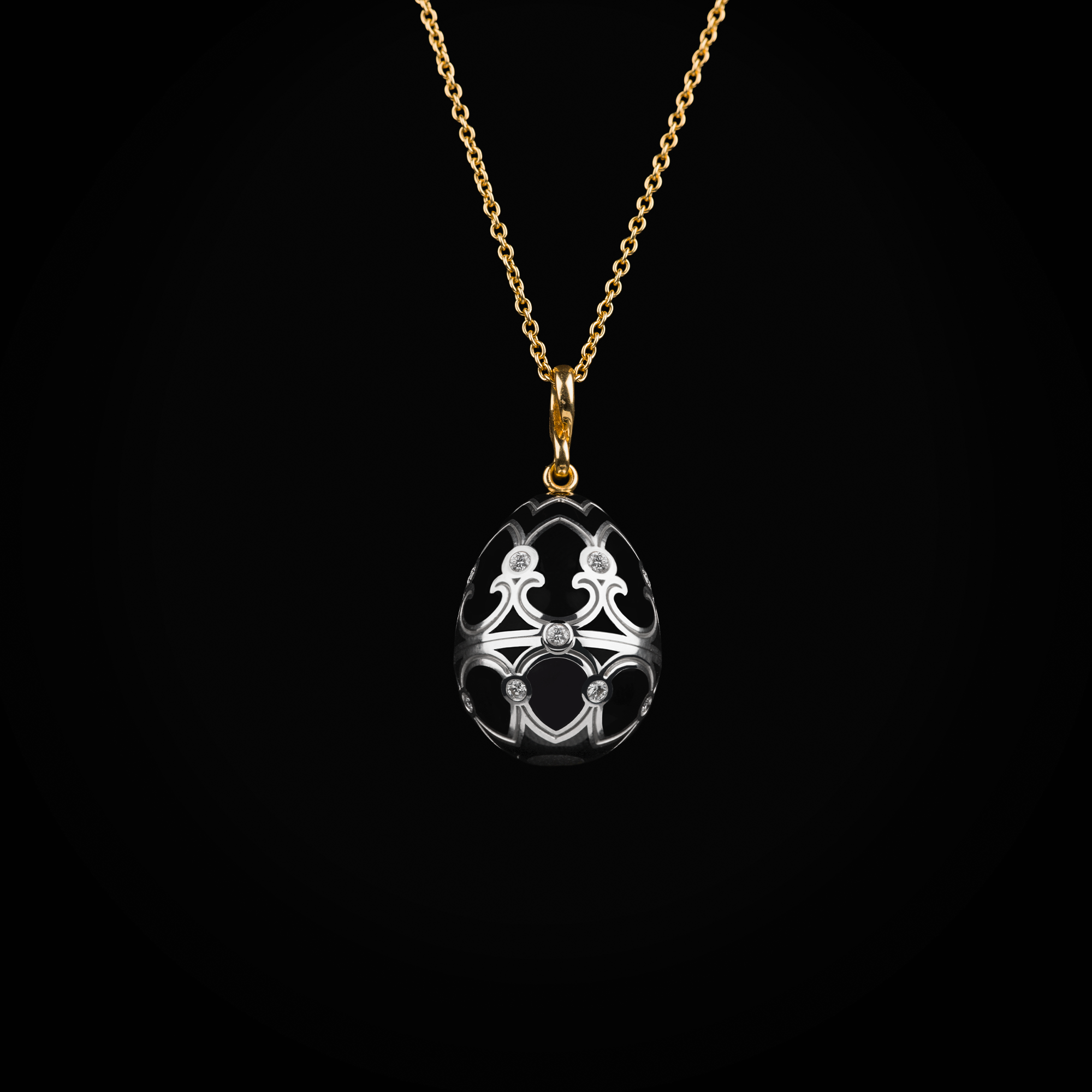 Cadena huevo fabergé esmalte vitreo negro con pingüino central sobre gema agata de oro amarillo y blanco 18k con diamantes de mina corte brillante