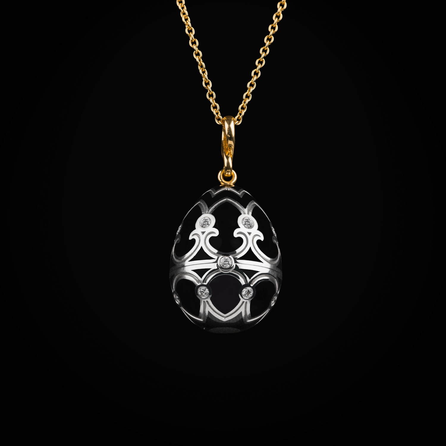 Cadena huevo fabergé esmalte vitreo negro con pingüino central sobre gema agata de oro amarillo y blanco 18k con diamantes de mina corte brillante