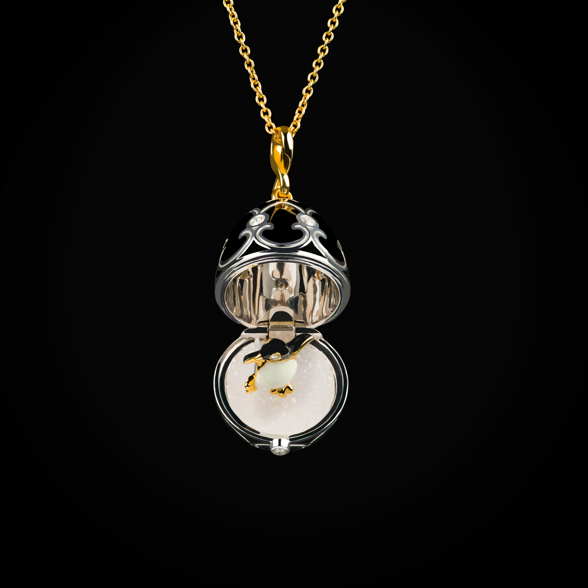 Cadena huevo fabergé esmalte vitreo negro con pingüino central sobre gema agata de oro amarillo y blanco 18k con diamantes de mina corte brillante