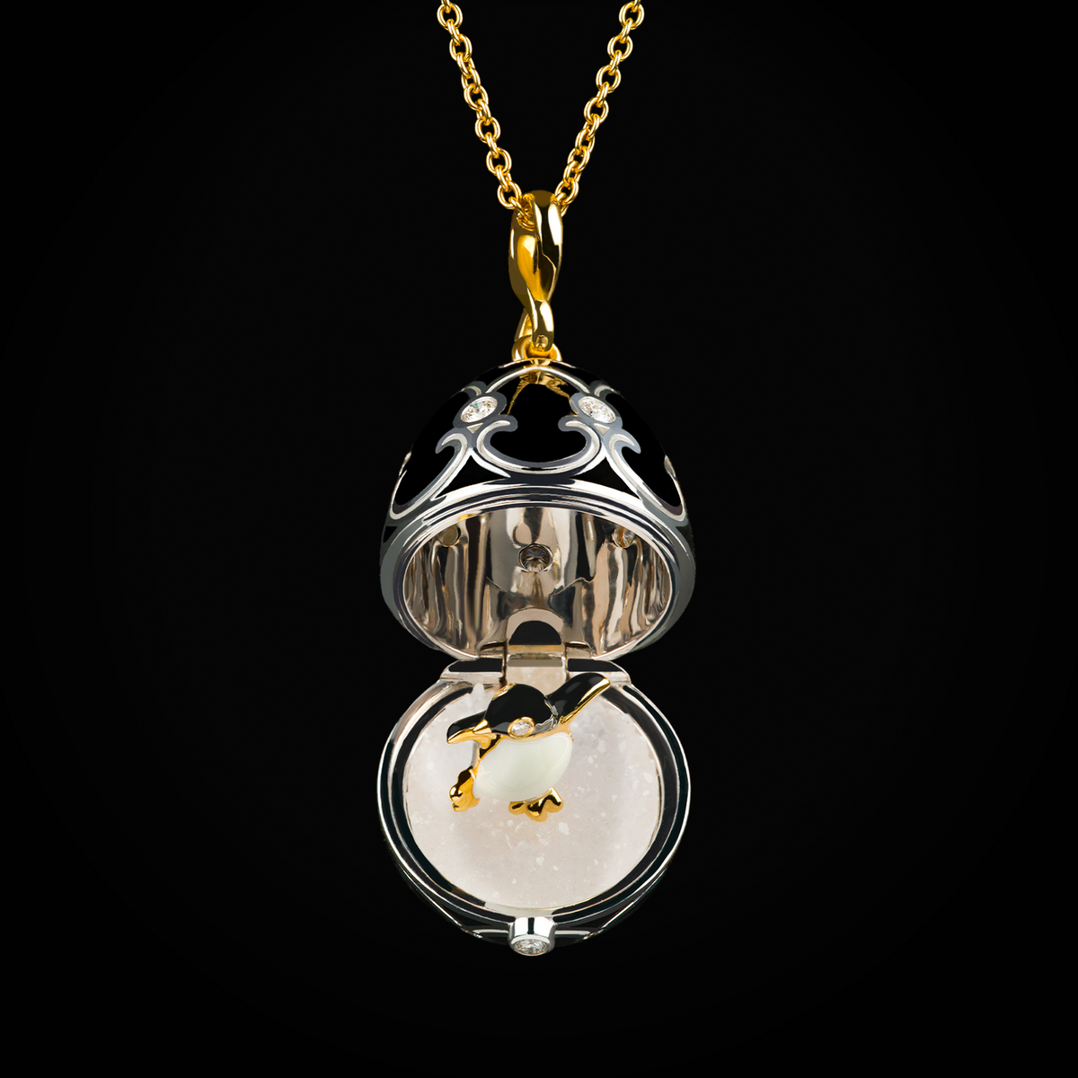 Cadena huevo fabergé esmalte vitreo negro con pingüino central sobre gema agata de oro amarillo y blanco 18k con diamantes de mina corte brillante