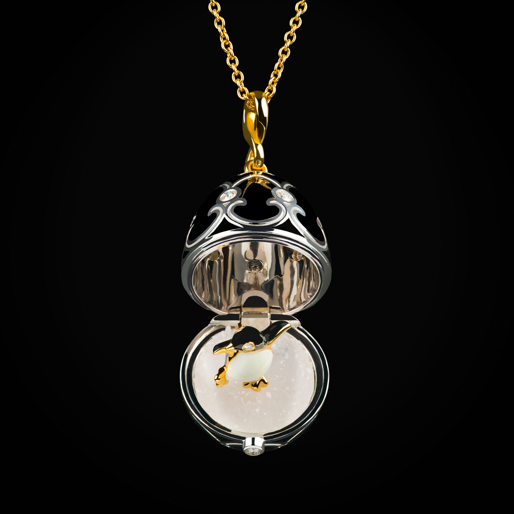 Cadena huevo fabergé esmalte vitreo negro con pingüino central sobre gema agata de oro amarillo y blanco 18k con diamantes de mina corte brillante