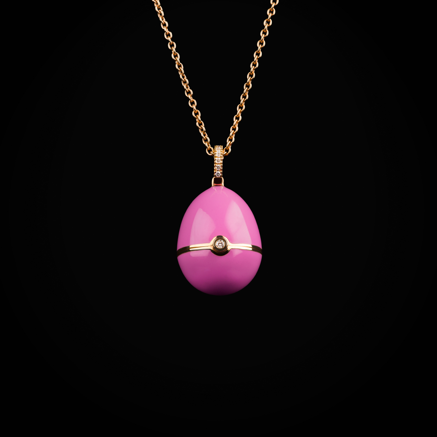 Cadena huevo fabergé laca rosa 1 corazón tallado central, zafiros azules de oro rosa 18k con diamantes de mina corte brillante