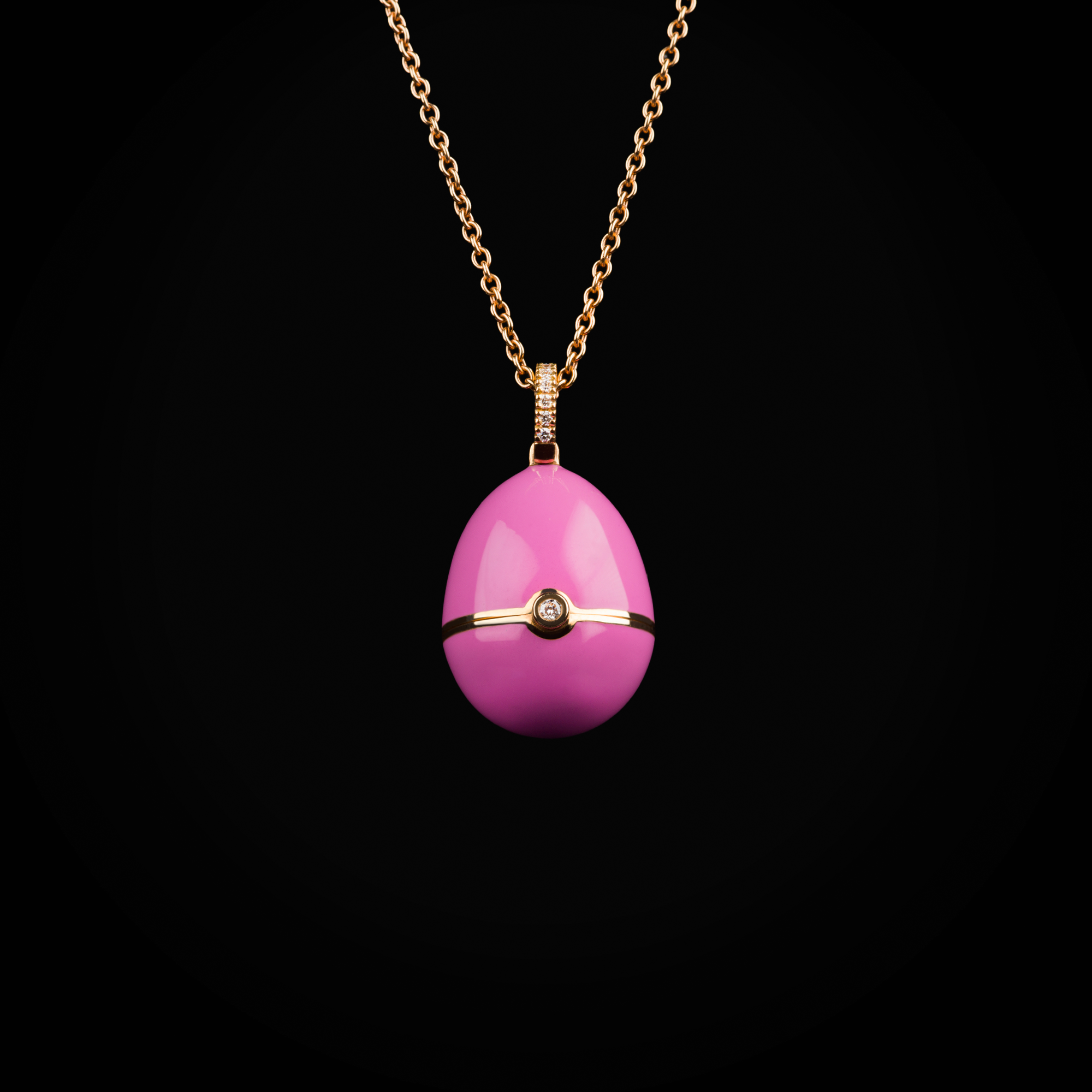 Cadena huevo fabergé laca rosa 1 corazón tallado central, zafiros azules de oro rosa 18k con diamantes de mina corte brillante