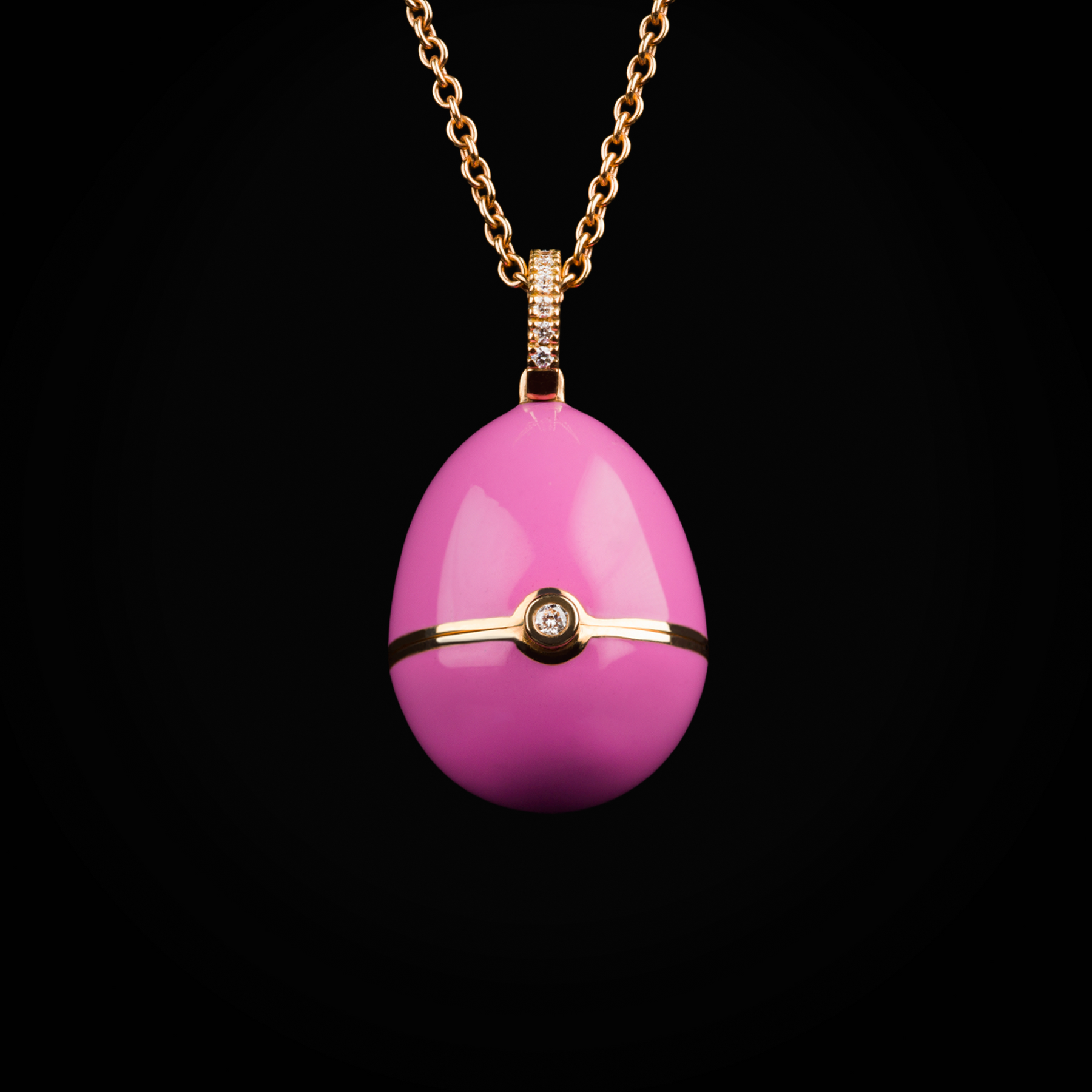 Cadena huevo fabergé laca rosa 1 corazón tallado central, zafiros azules de oro rosa 18k con diamantes de mina corte brillante