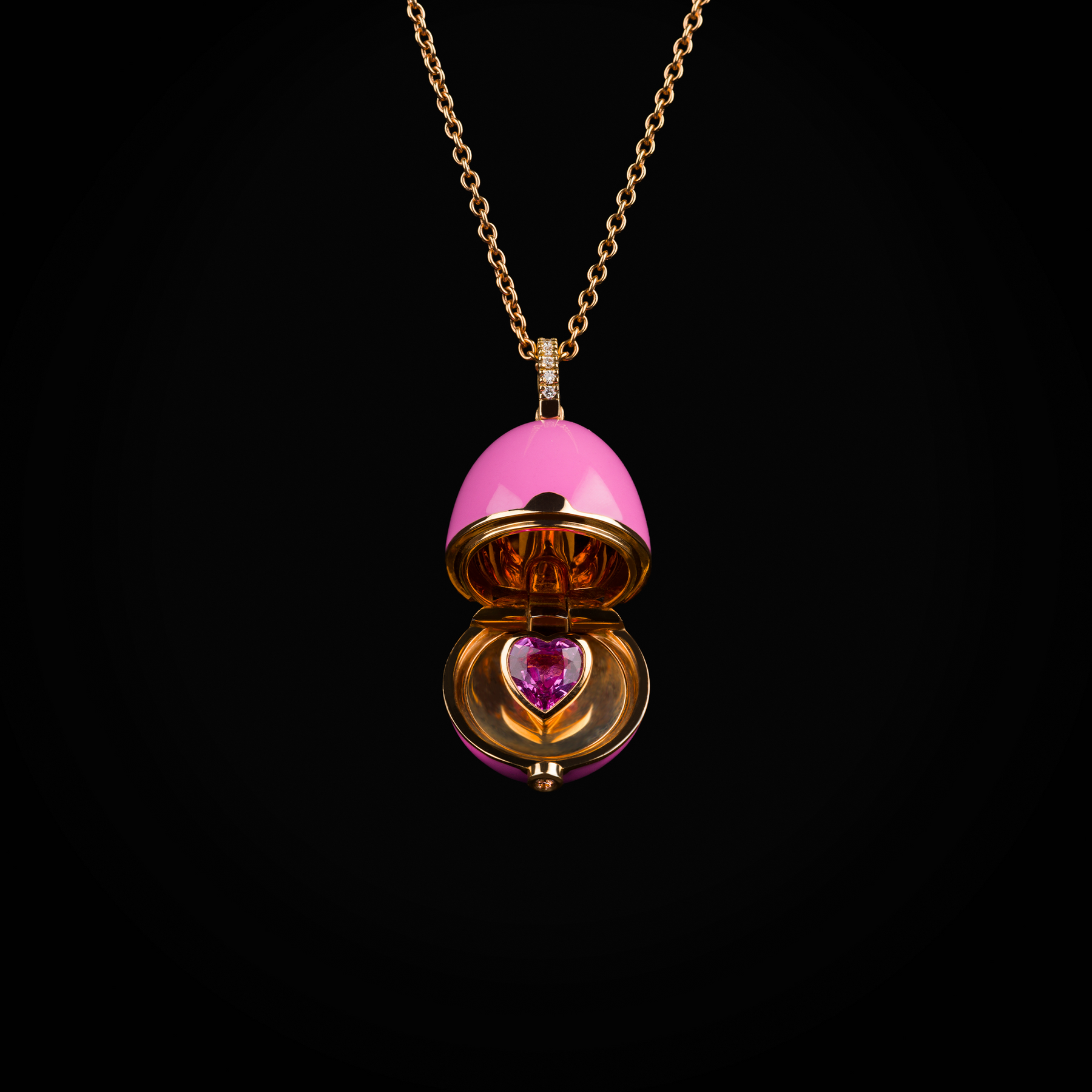 Cadena huevo fabergé laca rosa 1 corazón tallado central, zafiros azules de oro rosa 18k con diamantes de mina corte brillante