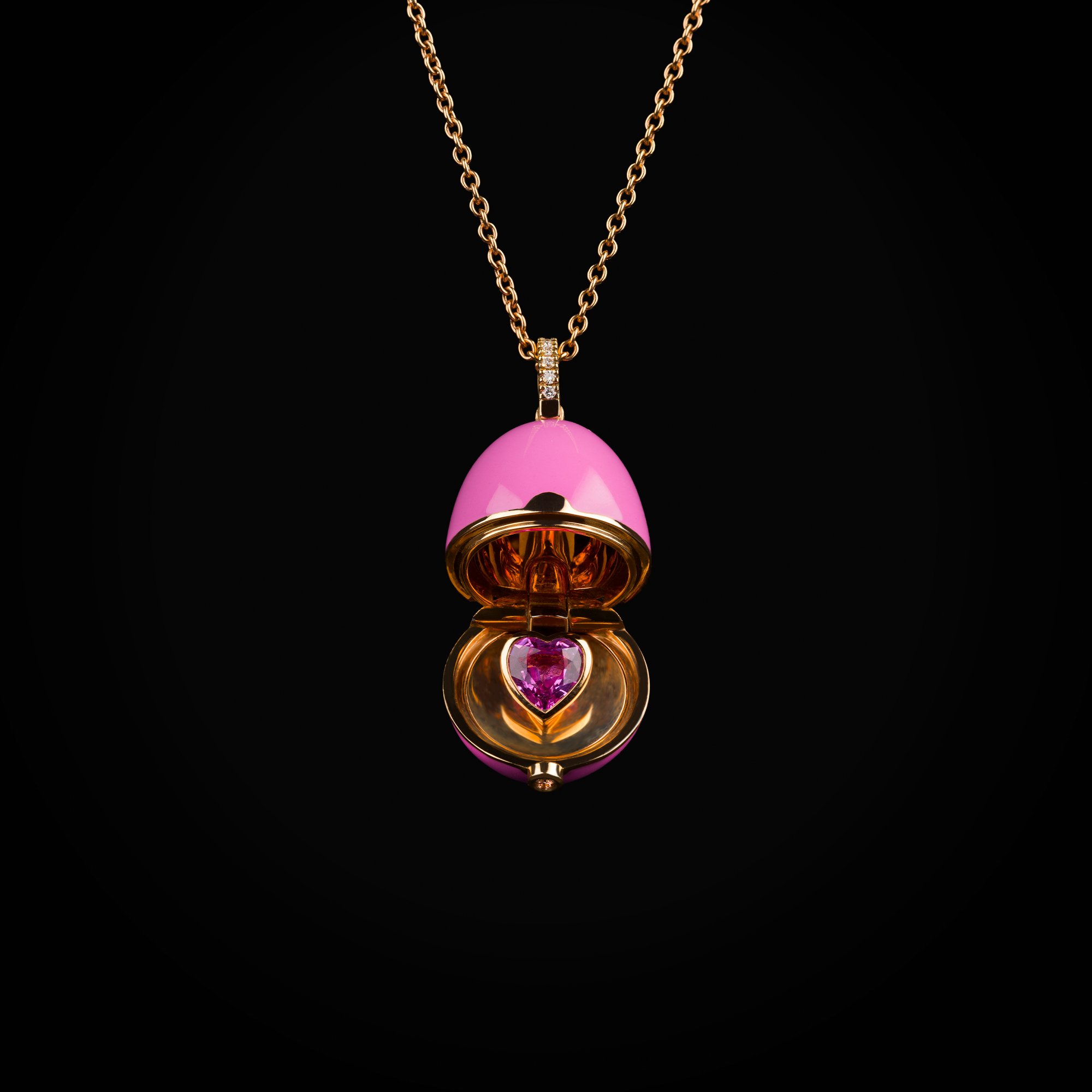 Cadena huevo fabergé laca rosa 1 corazón tallado central, zafiros azules de oro rosa 18k con diamantes de mina corte brillante