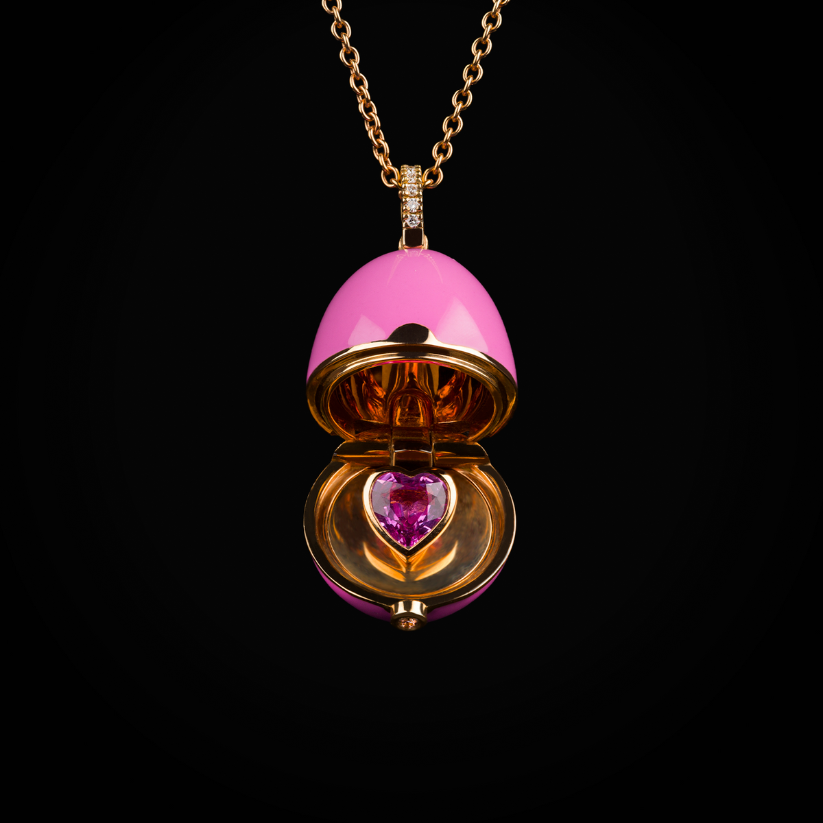 Cadena huevo fabergé laca rosa 1 corazón tallado central, zafiros azules de oro rosa 18k con diamantes de mina corte brillante