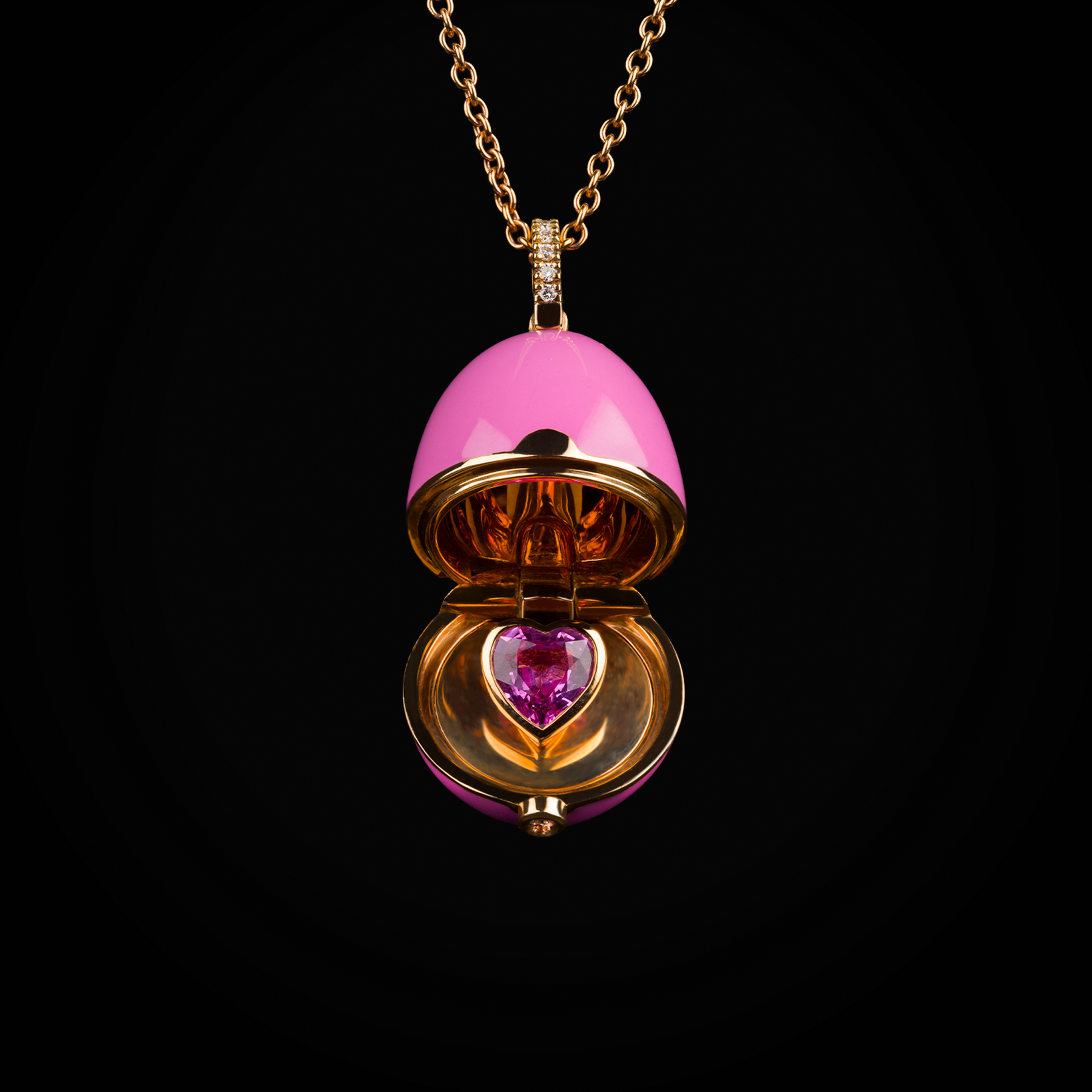 Cadena huevo fabergé laca rosa 1 corazón tallado central, zafiros azules de oro rosa 18k con diamantes de mina corte brillante