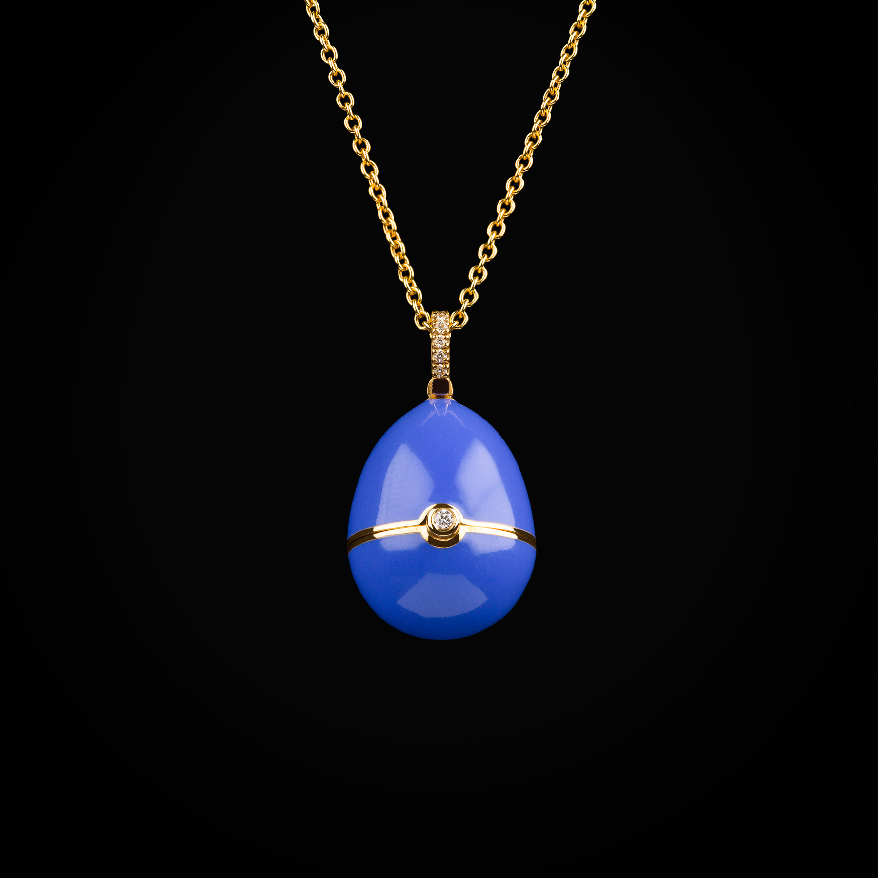 Cadena huevo fabergé laca azul corazón tallado central, zafiro azul de oro amarillo 18k con diamantes de mina corte brillante