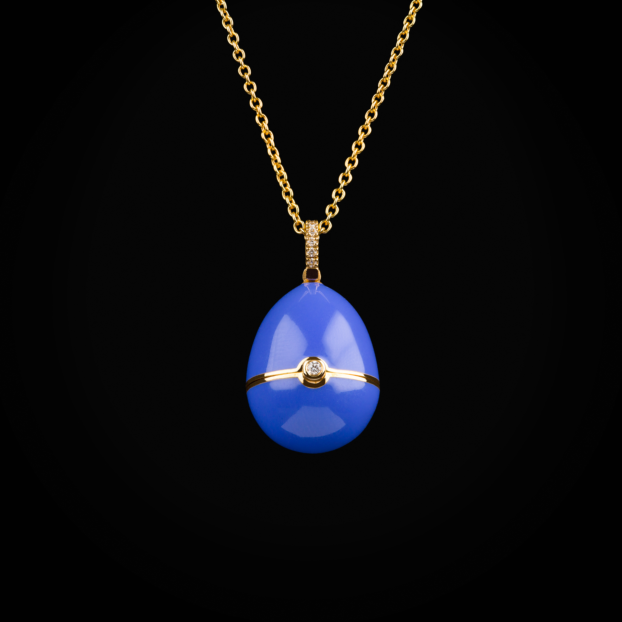 Cadena huevo fabergé laca azul corazón tallado central, zafiro azul de oro amarillo 18k con diamantes de mina corte brillante