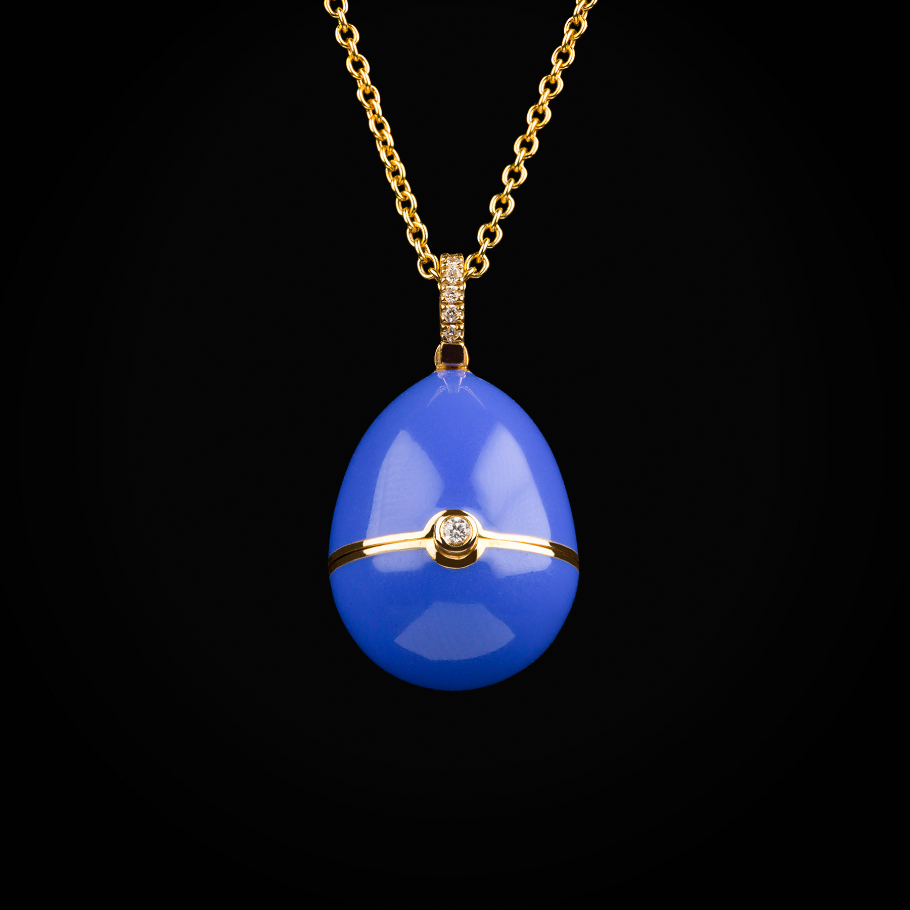 Cadena huevo fabergé laca azul corazón tallado central, zafiro azul de oro amarillo 18k con diamantes de mina corte brillante
