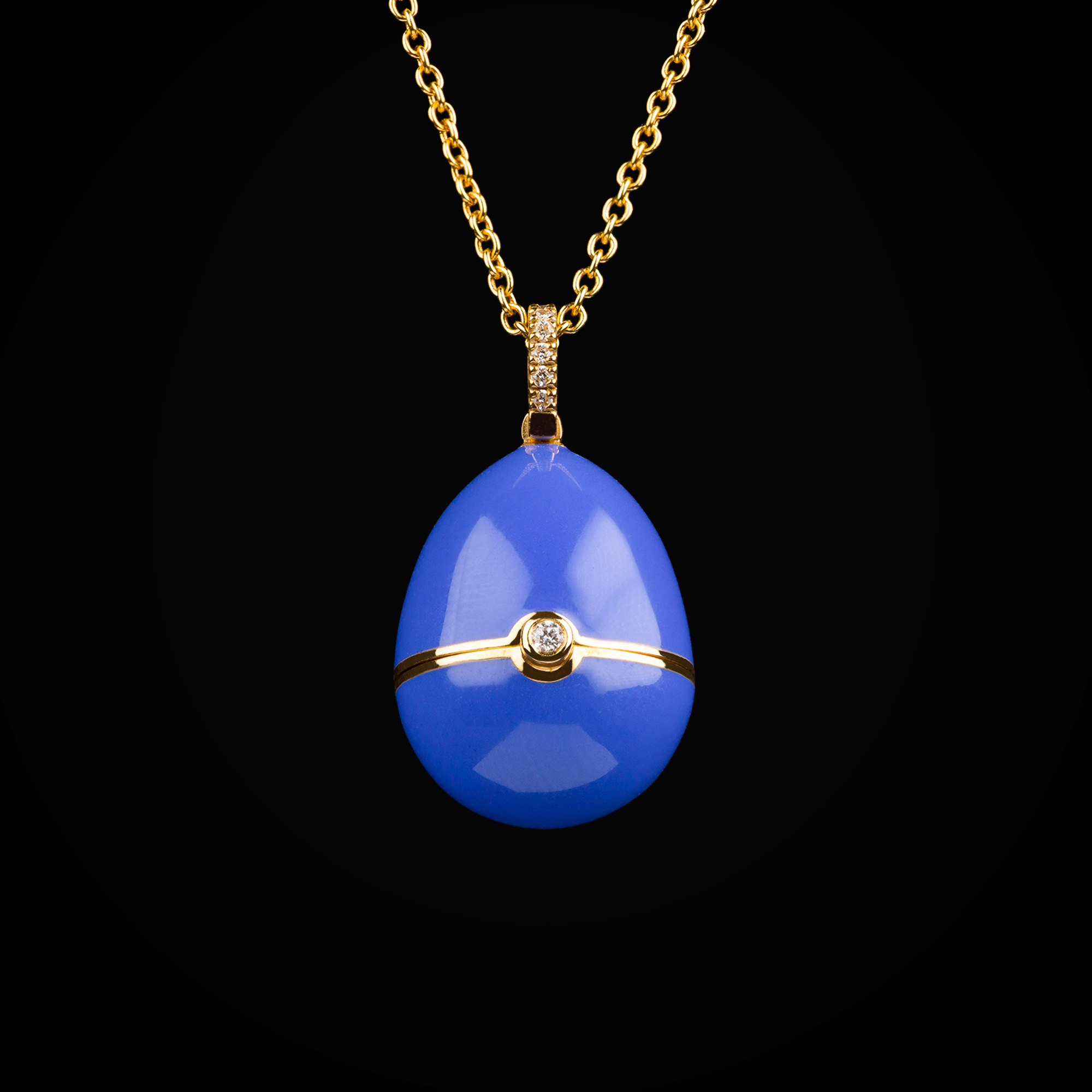 Cadena huevo fabergé laca azul corazón tallado central, zafiro azul de oro amarillo 18k con diamantes de mina corte brillante