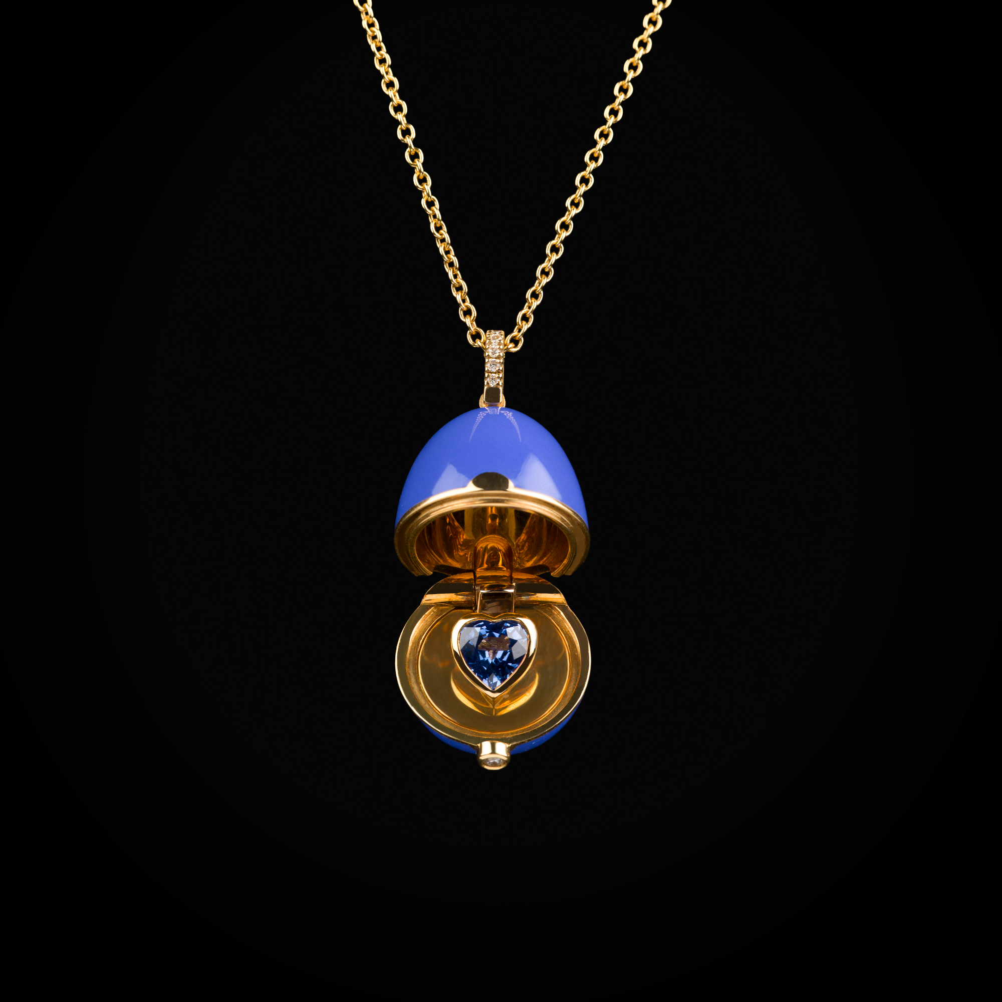 Cadena huevo fabergé laca azul corazón tallado central, zafiro azul de oro amarillo 18k con diamantes de mina corte brillante