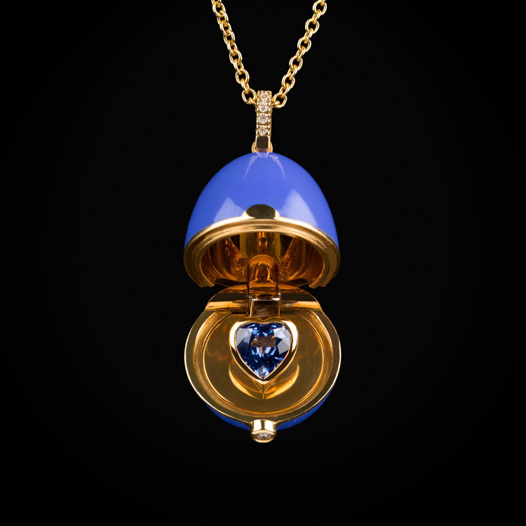 Cadena huevo fabergé laca azul corazón tallado central, zafiro azul de oro amarillo 18k con diamantes de mina corte brillante