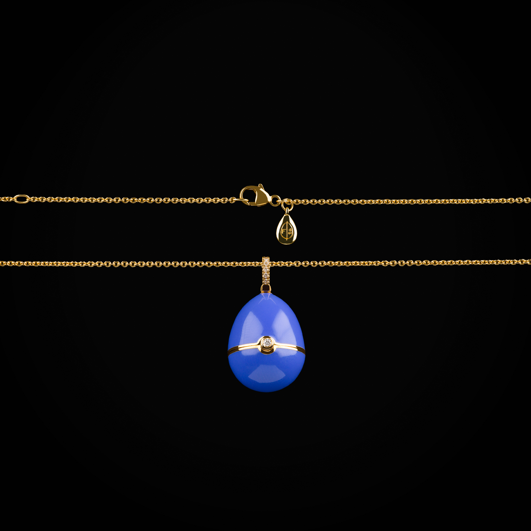 Cadena huevo fabergé laca azul corazón tallado central, zafiro azul de oro amarillo 18k con diamantes de mina corte brillante