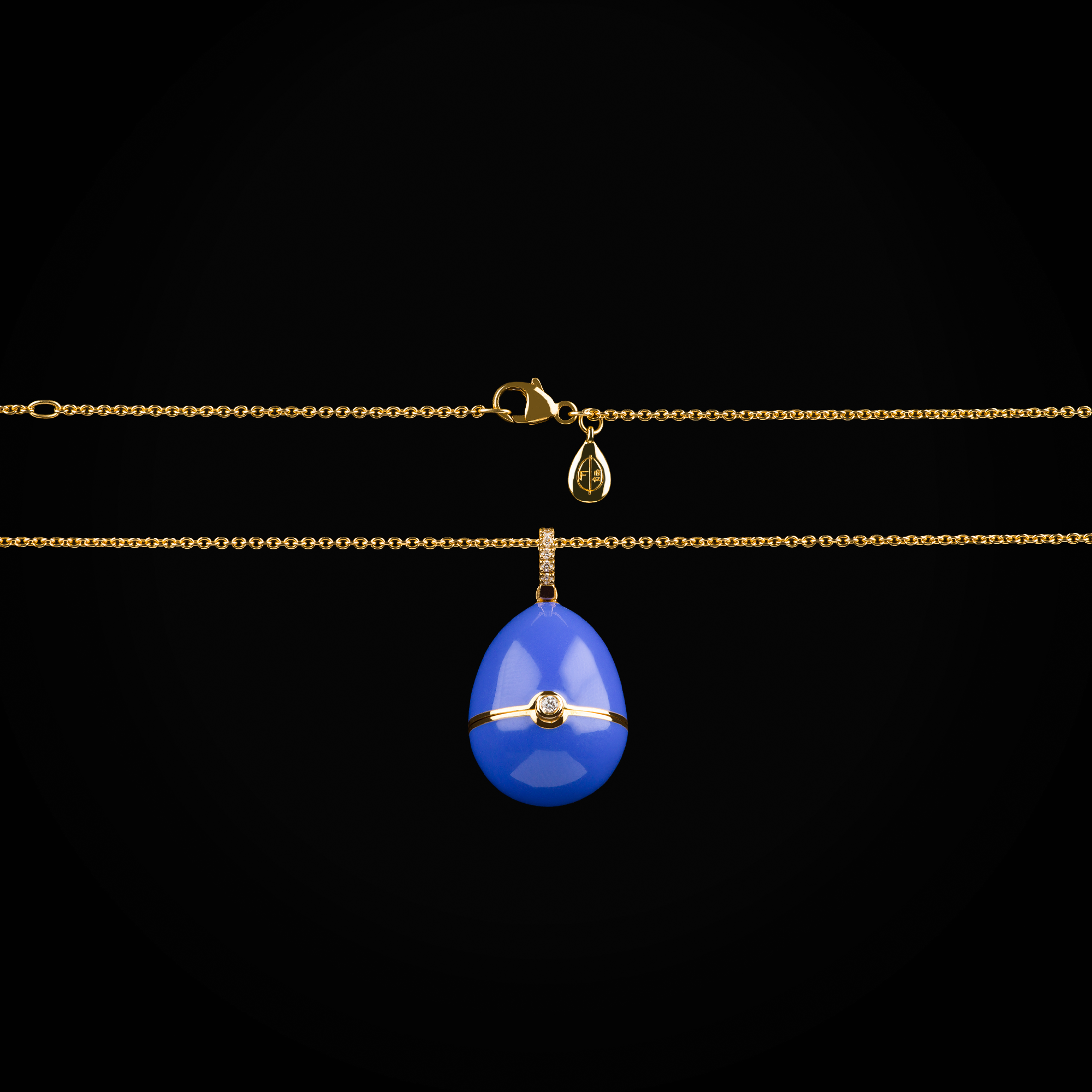 Cadena huevo fabergé laca azul corazón tallado central, zafiro azul de oro amarillo 18k con diamantes de mina corte brillante