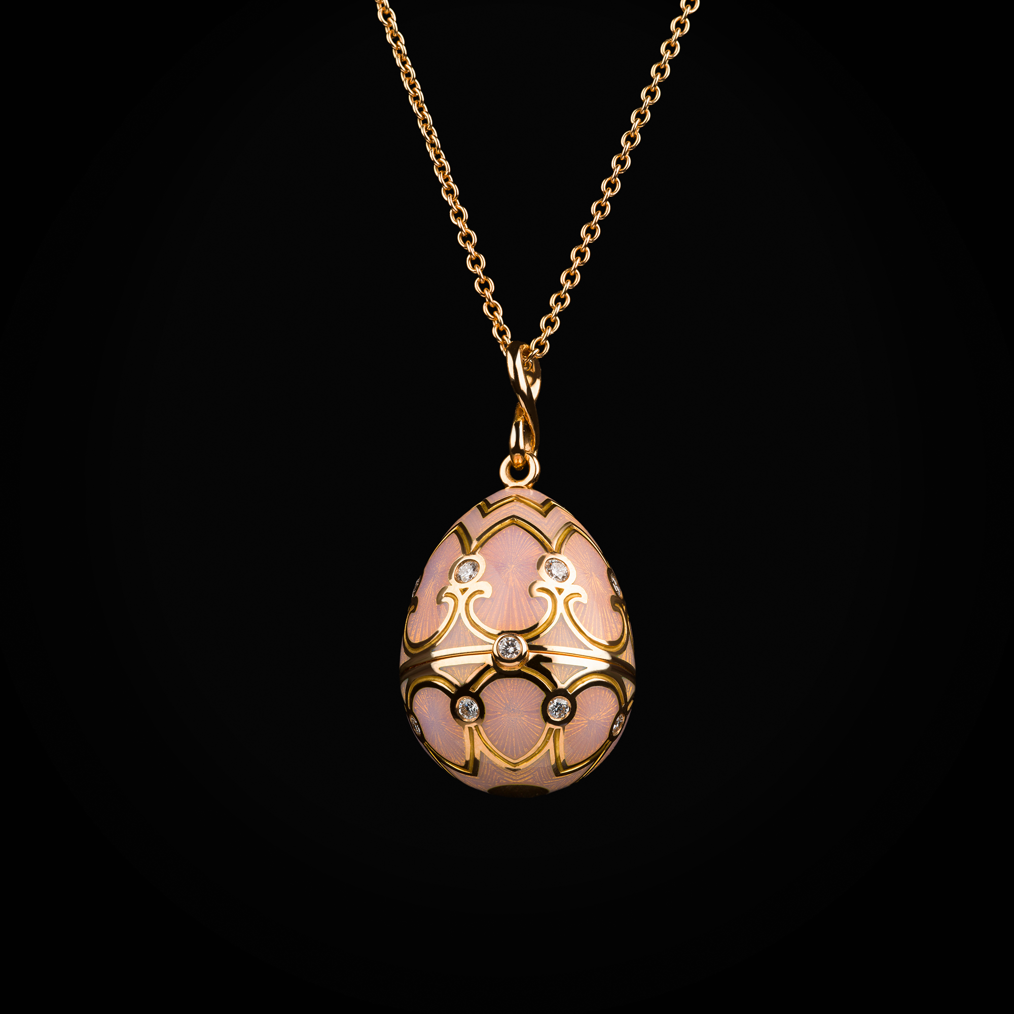 Cadena huevo fabergé esmalte vitreo rosa corazón central esmaltado rojo oro rosa de 18k con diamantes de mina corte brillante
