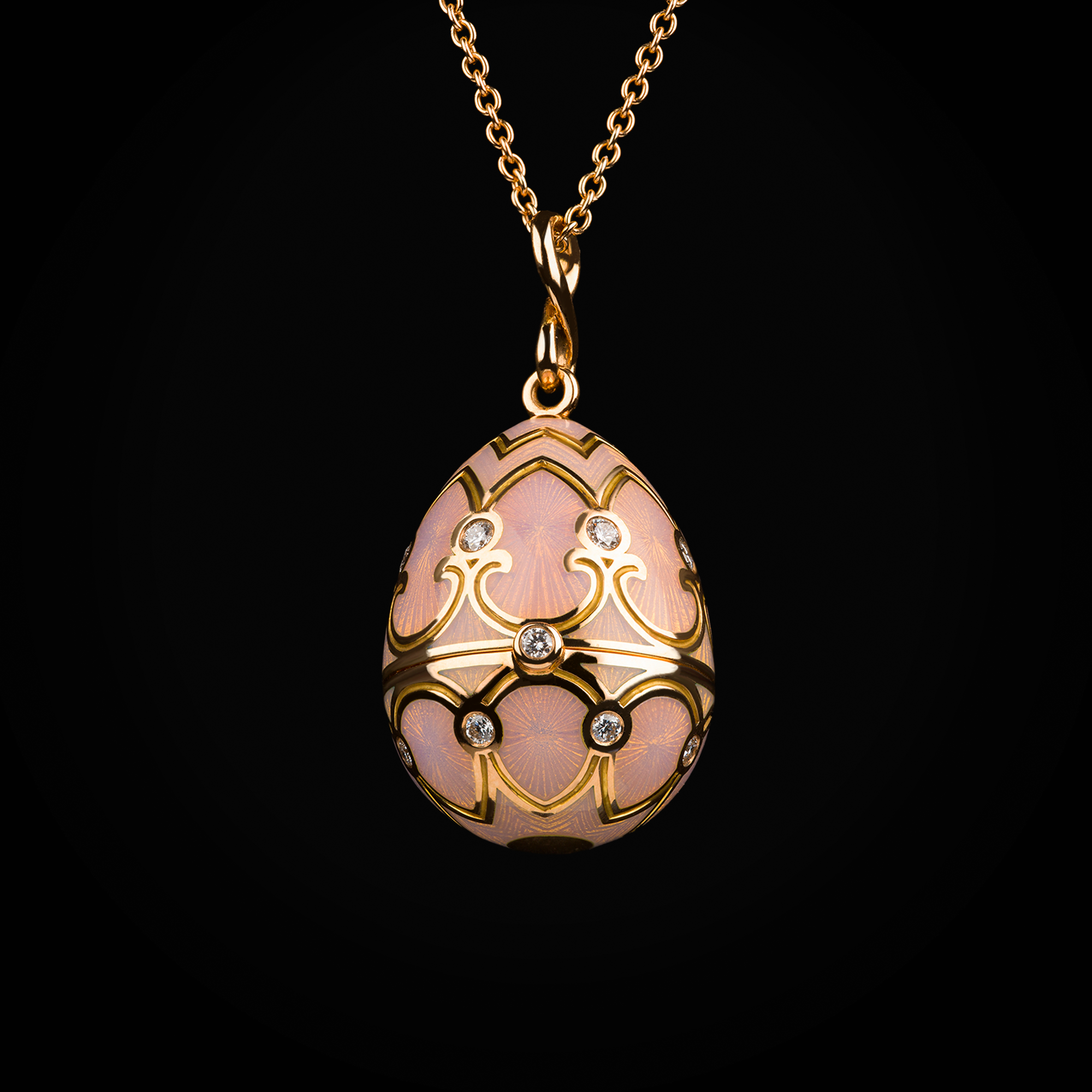 Cadena huevo fabergé esmalte vitreo rosa corazón central esmaltado rojo oro rosa de 18k con diamantes de mina corte brillante