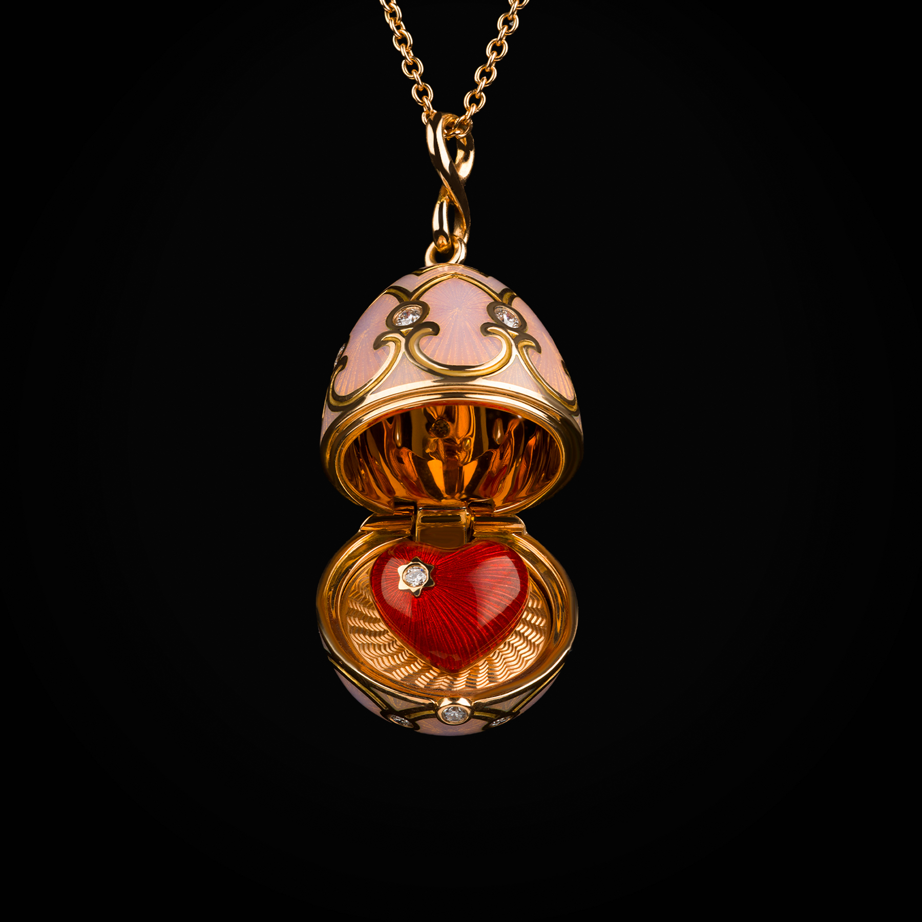 Cadena huevo fabergé esmalte vitreo rosa corazón central esmaltado rojo oro rosa de 18k con diamantes de mina corte brillante