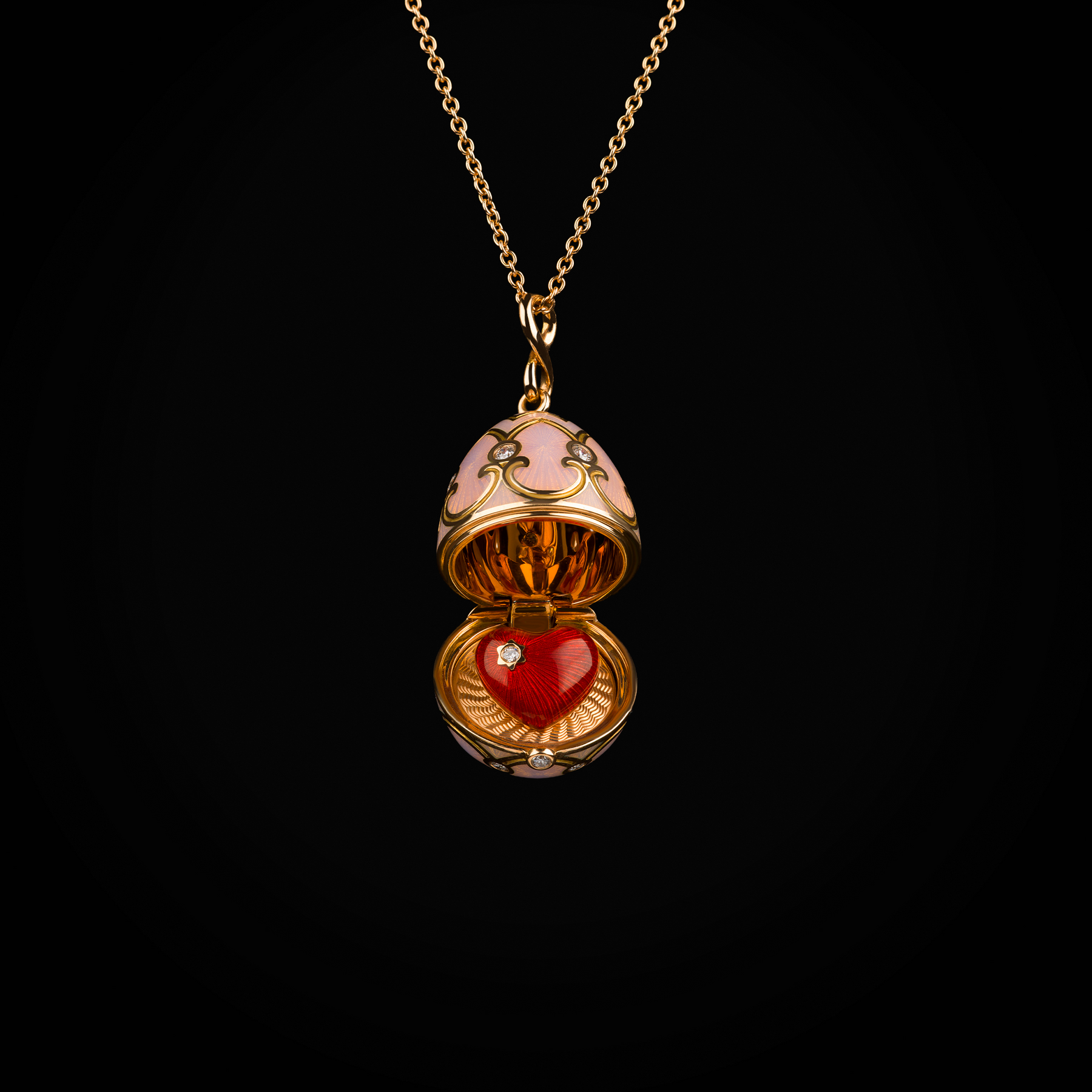 Cadena huevo fabergé esmalte vitreo rosa corazón central esmaltado rojo oro rosa de 18k con diamantes de mina corte brillante