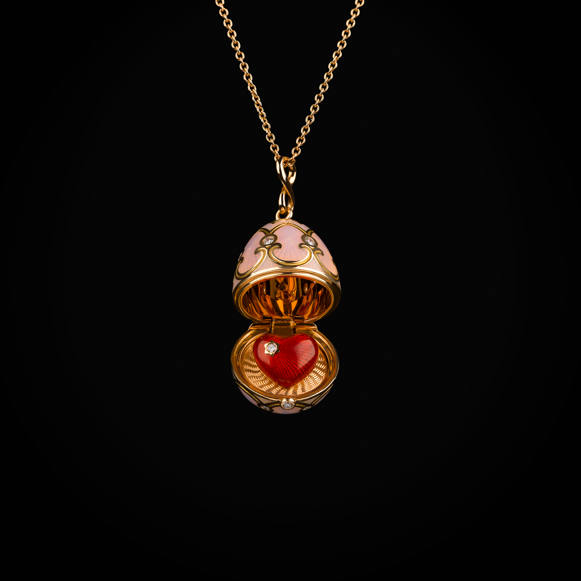 Cadena huevo fabergé esmalte vitreo rosa corazón central esmaltado rojo oro rosa de 18k con diamantes de mina corte brillante