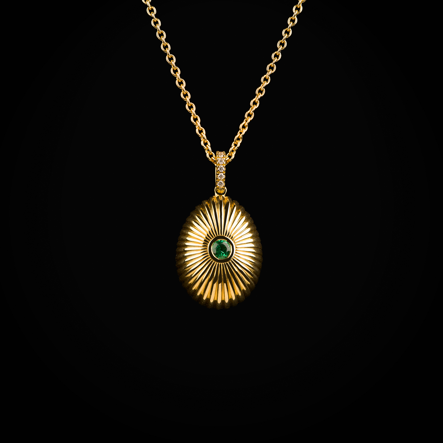 Cadena huevo fabergé troquelado esmeralda 0.09 ct central de oro amarillo 18k con diamantes de mina corte brillante