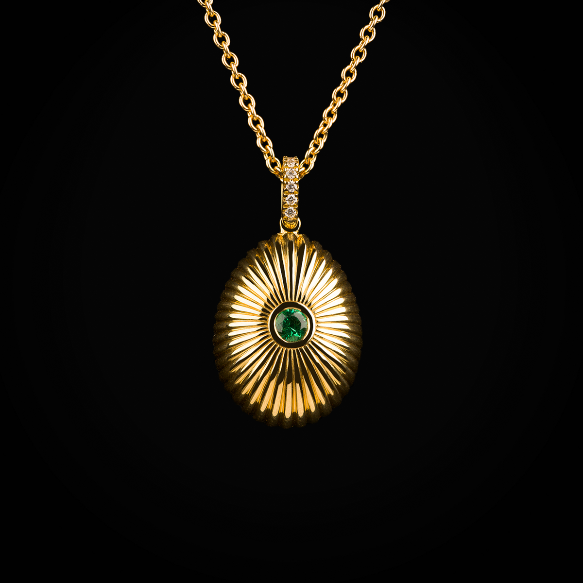 Cadena huevo fabergé troquelado esmeralda 0.09 ct central de oro amarillo 18k con diamantes de mina corte brillante