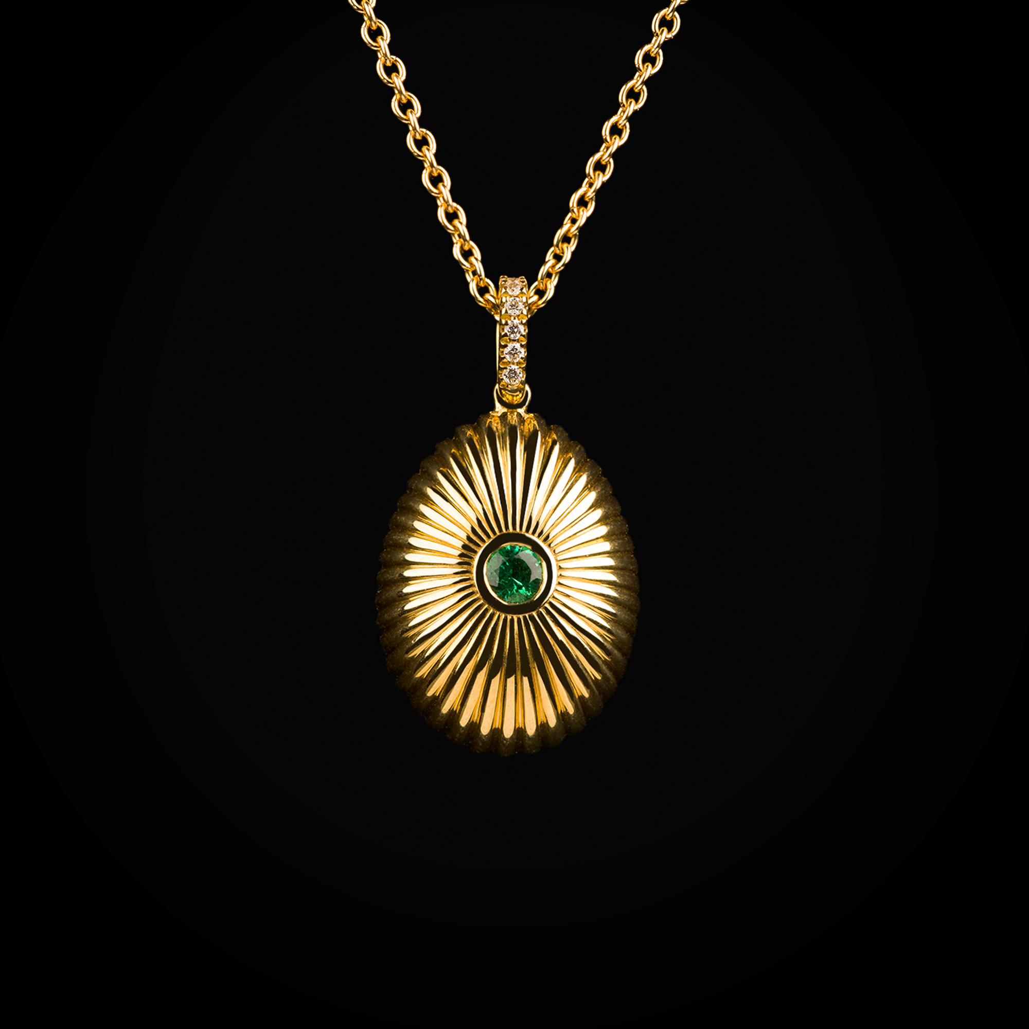 Cadena huevo fabergé troquelado esmeralda 0.09 ct central de oro amarillo 18k con diamantes de mina corte brillante