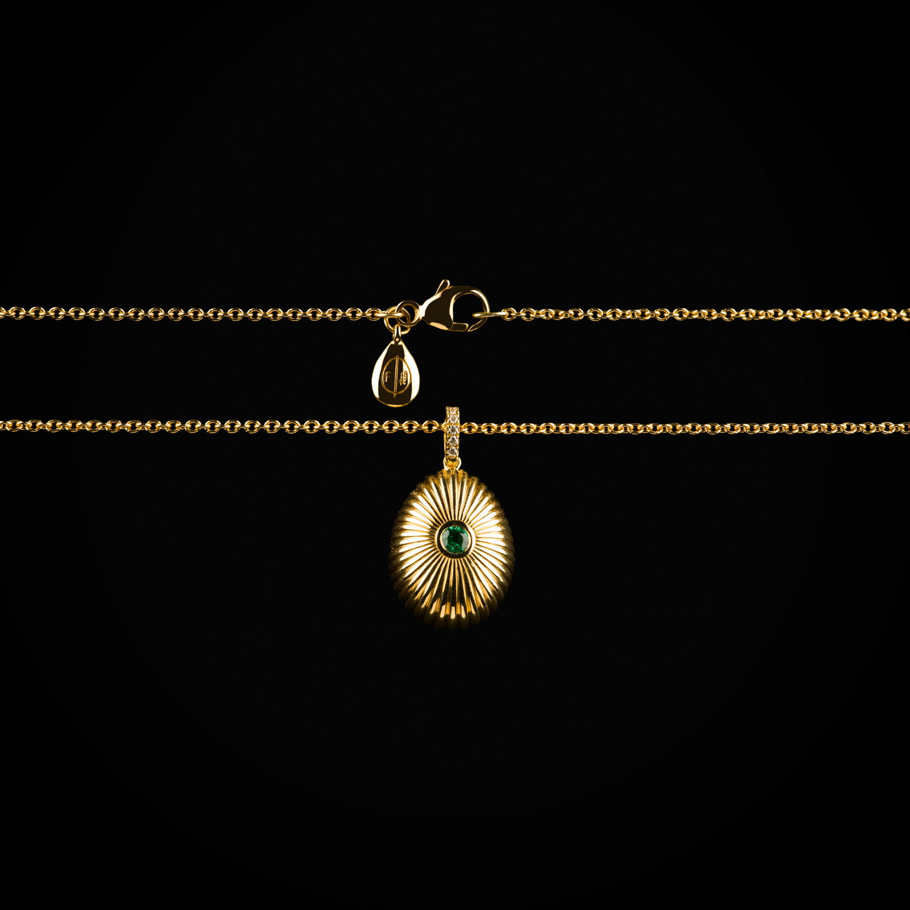 Cadena huevo fabergé troquelado esmeralda 0.09 ct central de oro amarillo 18k con diamantes de mina corte brillante