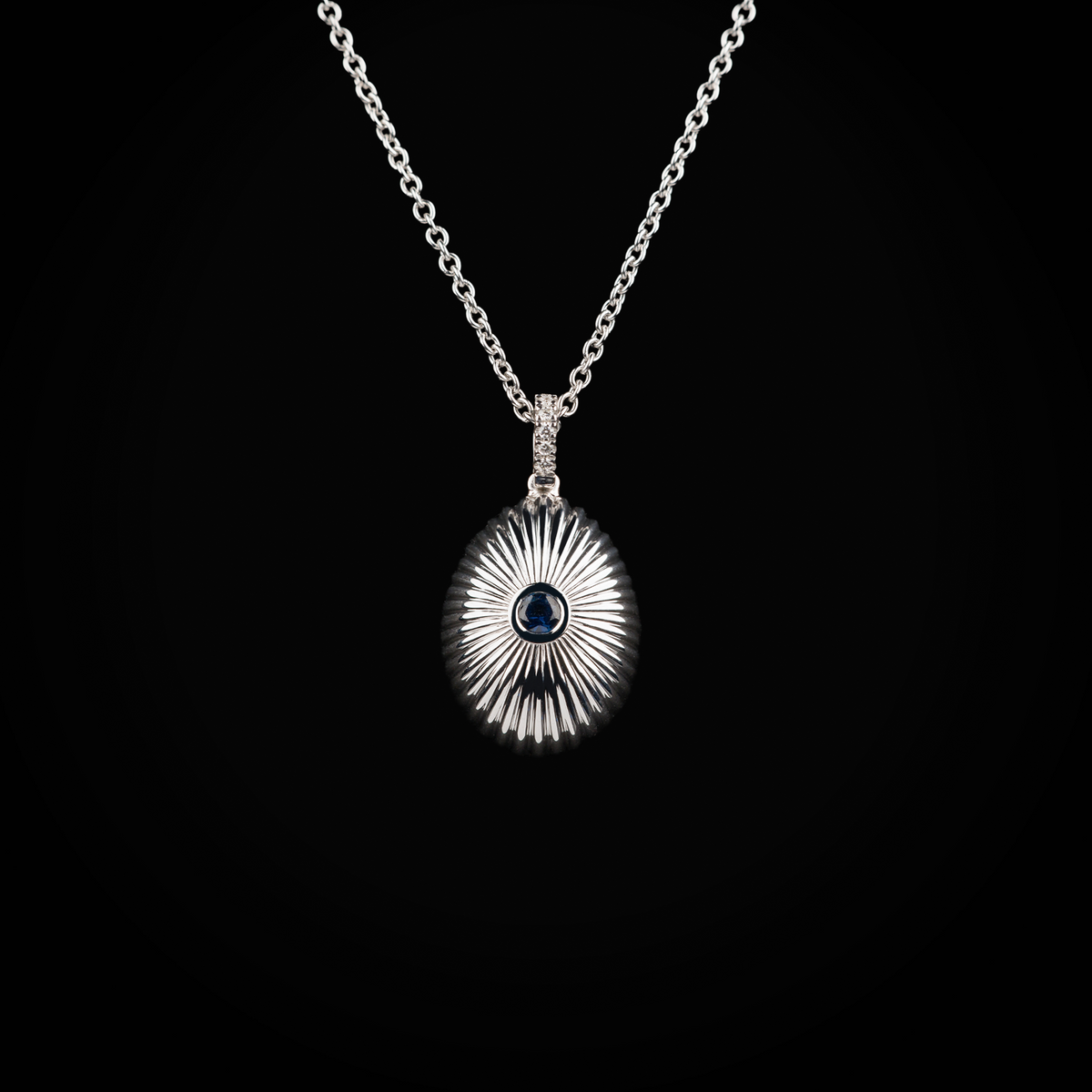 Cadena huevo fabergé troquelado zafiro azul central de oro blanco 18k con diamantes de mina corte brillante