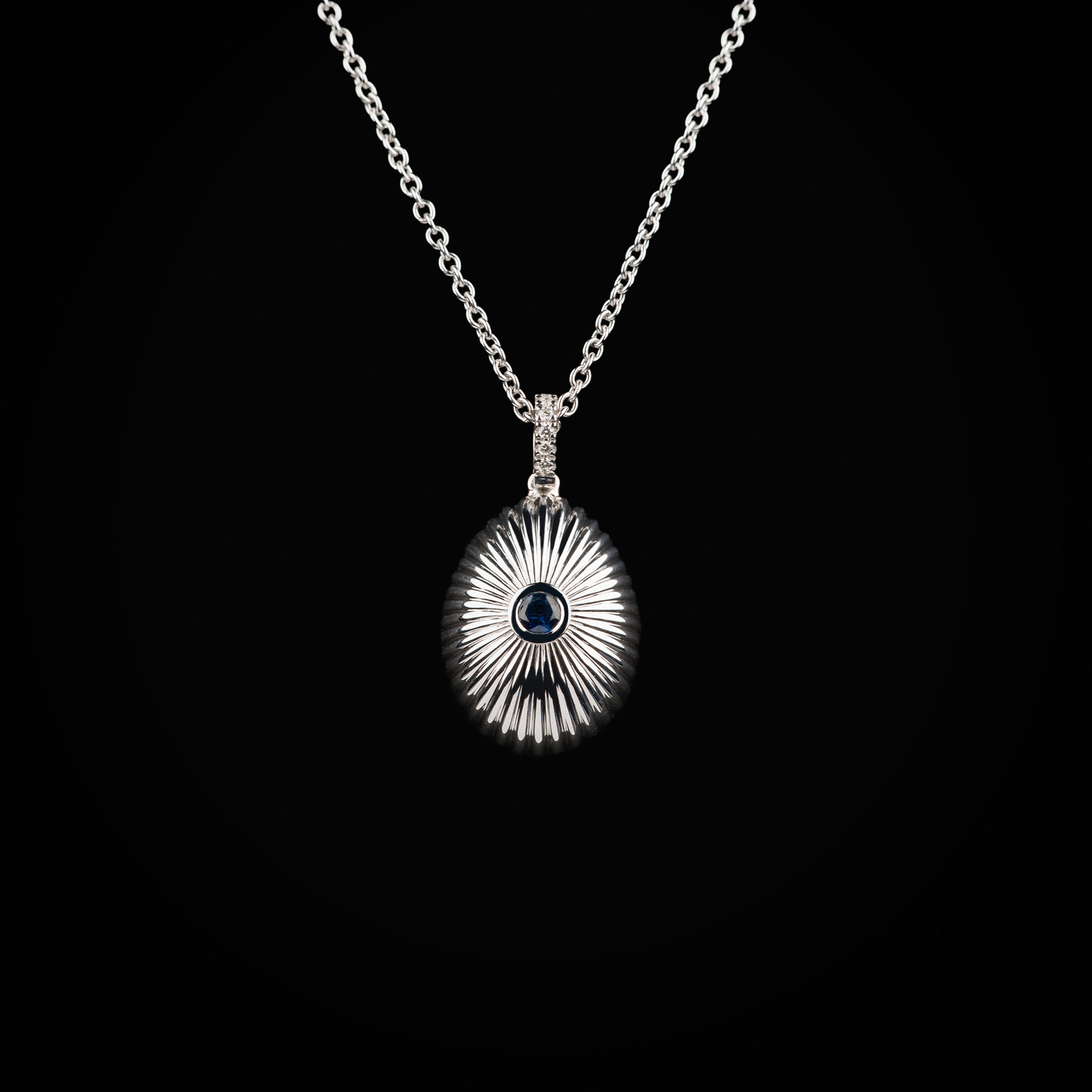 Cadena huevo fabergé troquelado zafiro azul central de oro blanco 18k con diamantes de mina corte brillante