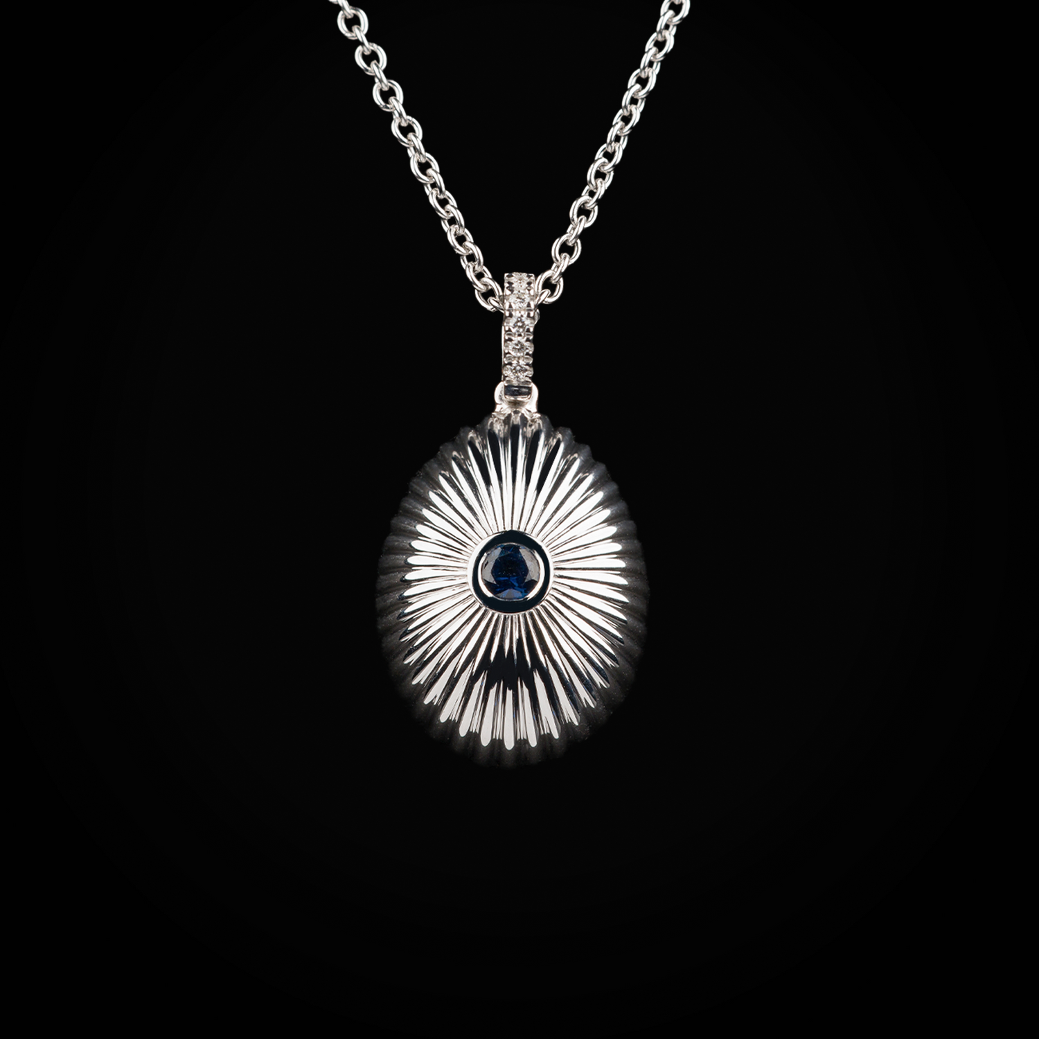 Cadena huevo fabergé troquelado zafiro azul central de oro blanco 18k con diamantes de mina corte brillante