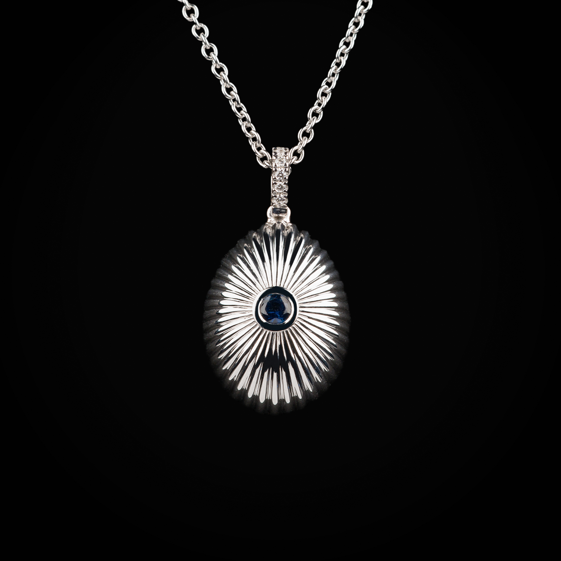 Cadena huevo fabergé troquelado zafiro azul central de oro blanco 18k con diamantes de mina corte brillante