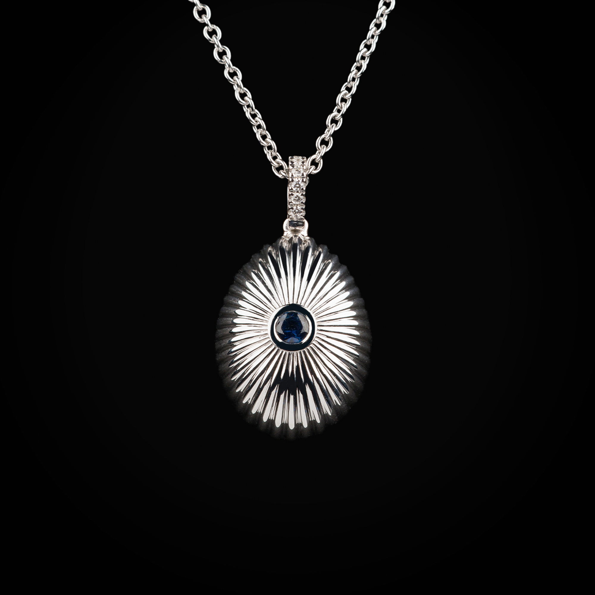 Cadena huevo fabergé troquelado zafiro azul central de oro blanco 18k con diamantes de mina corte brillante