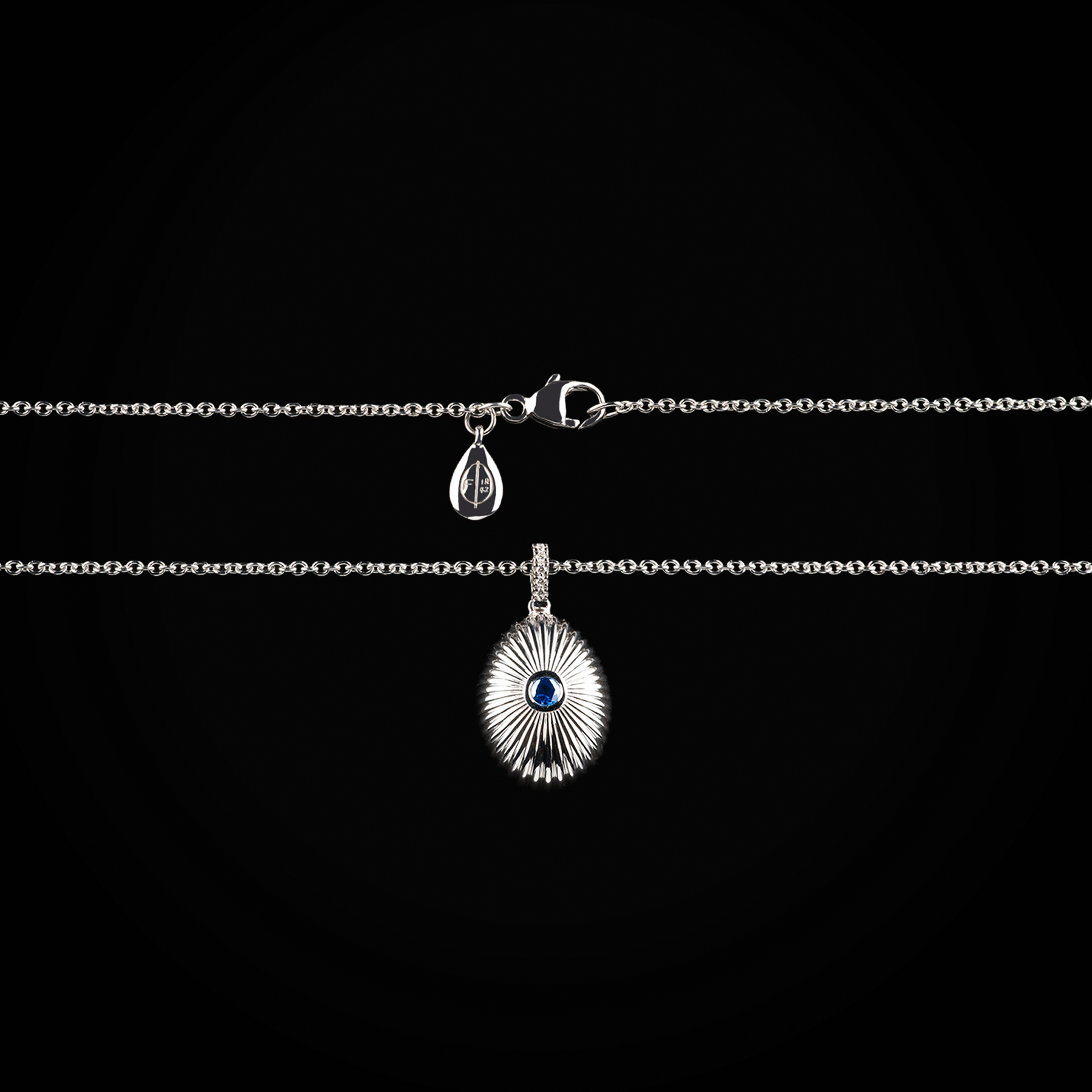 Cadena huevo fabergé troquelado zafiro azul central de oro blanco 18k con diamantes de mina corte brillante