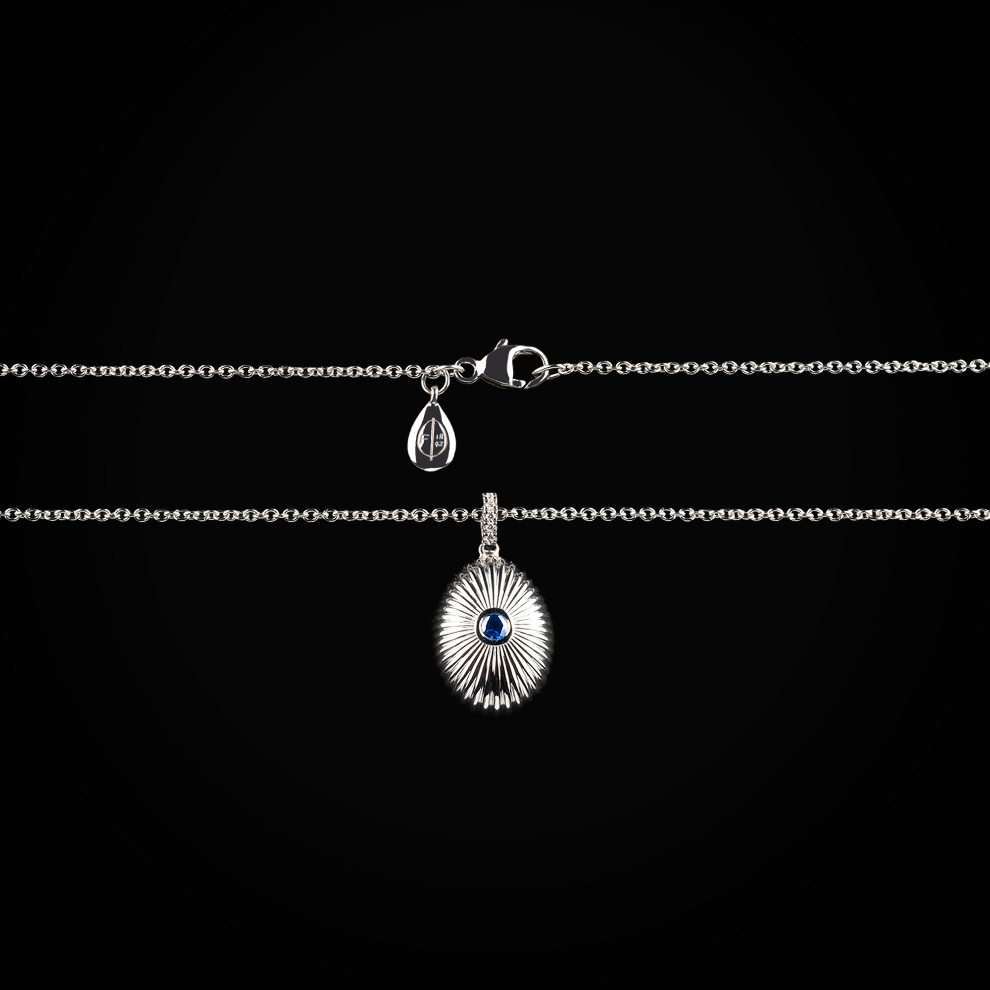 Cadena huevo fabergé troquelado zafiro azul central de oro blanco 18k con diamantes de mina corte brillante