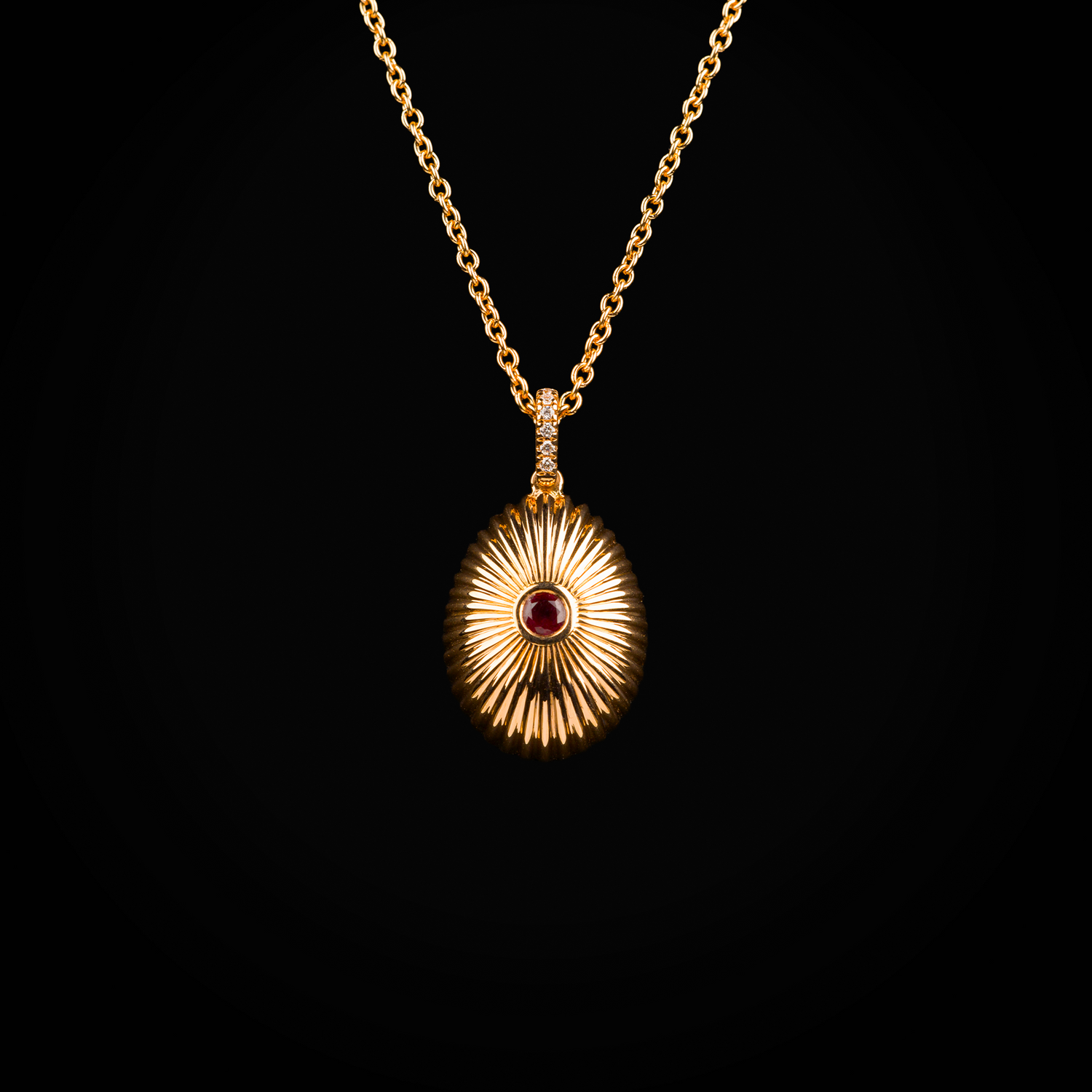 Cadena huevo fabergé troquelado zafiro rubí central de oro rosa de 18k con diamantes de mina corte brillante