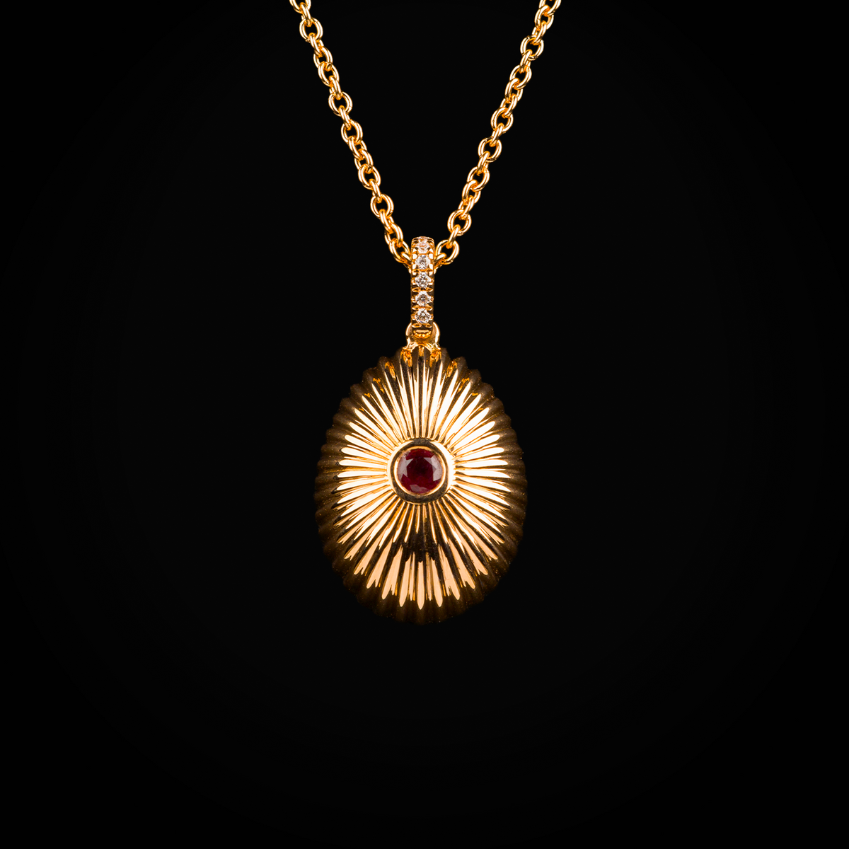 Cadena huevo fabergé troquelado zafiro rubí central de oro rosa de 18k con diamantes de mina corte brillante