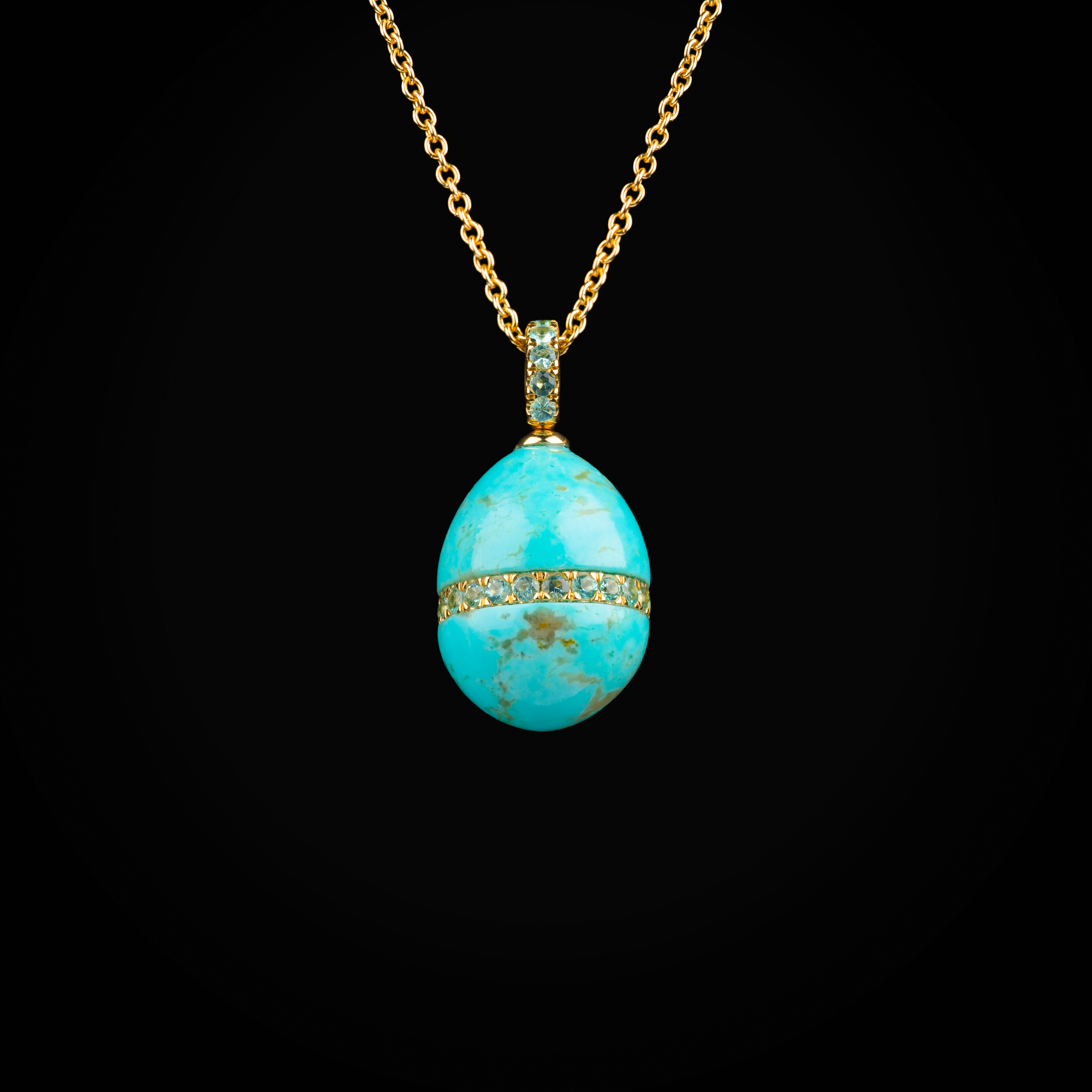 Cadena huevo fabergé troquelado zafiro azul central de oro blanco 18k con diamantes de mina corte brillante