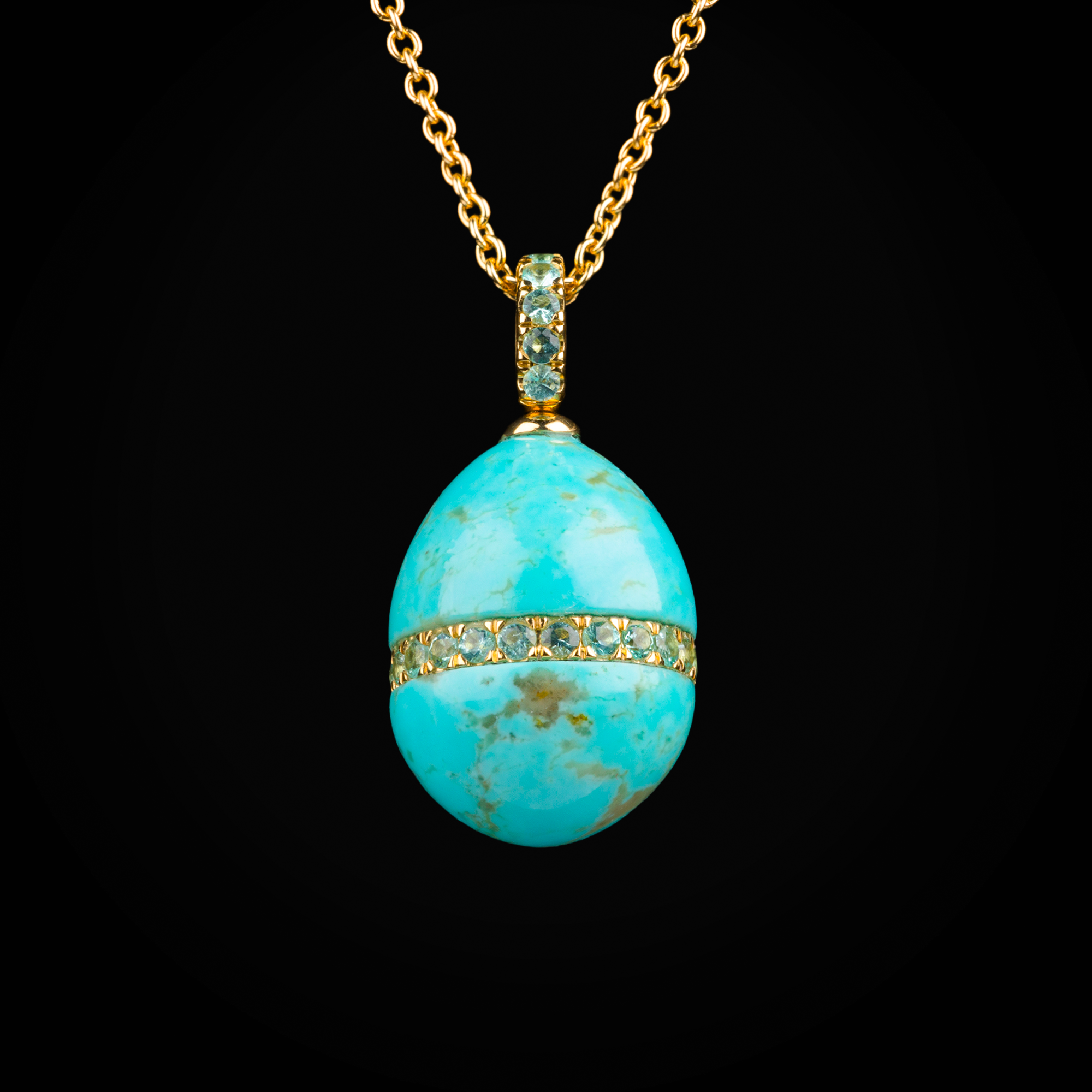 Cadena huevo fabergé troquelado zafiro azul central de oro blanco 18k con diamantes de mina corte brillante