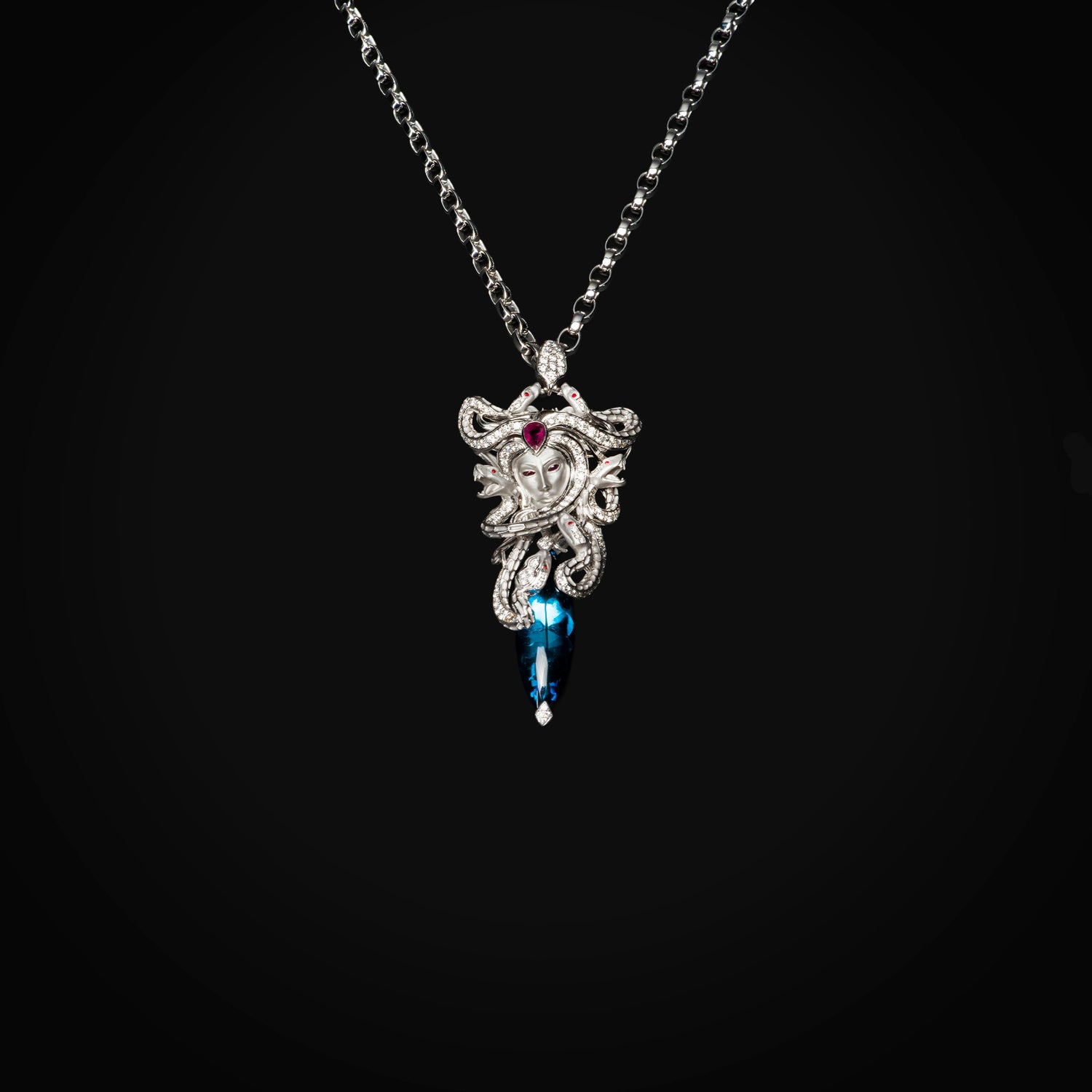 Cadena con Dije Medusa 18k Oro Blanco con Diamantes Naturales + Rubies