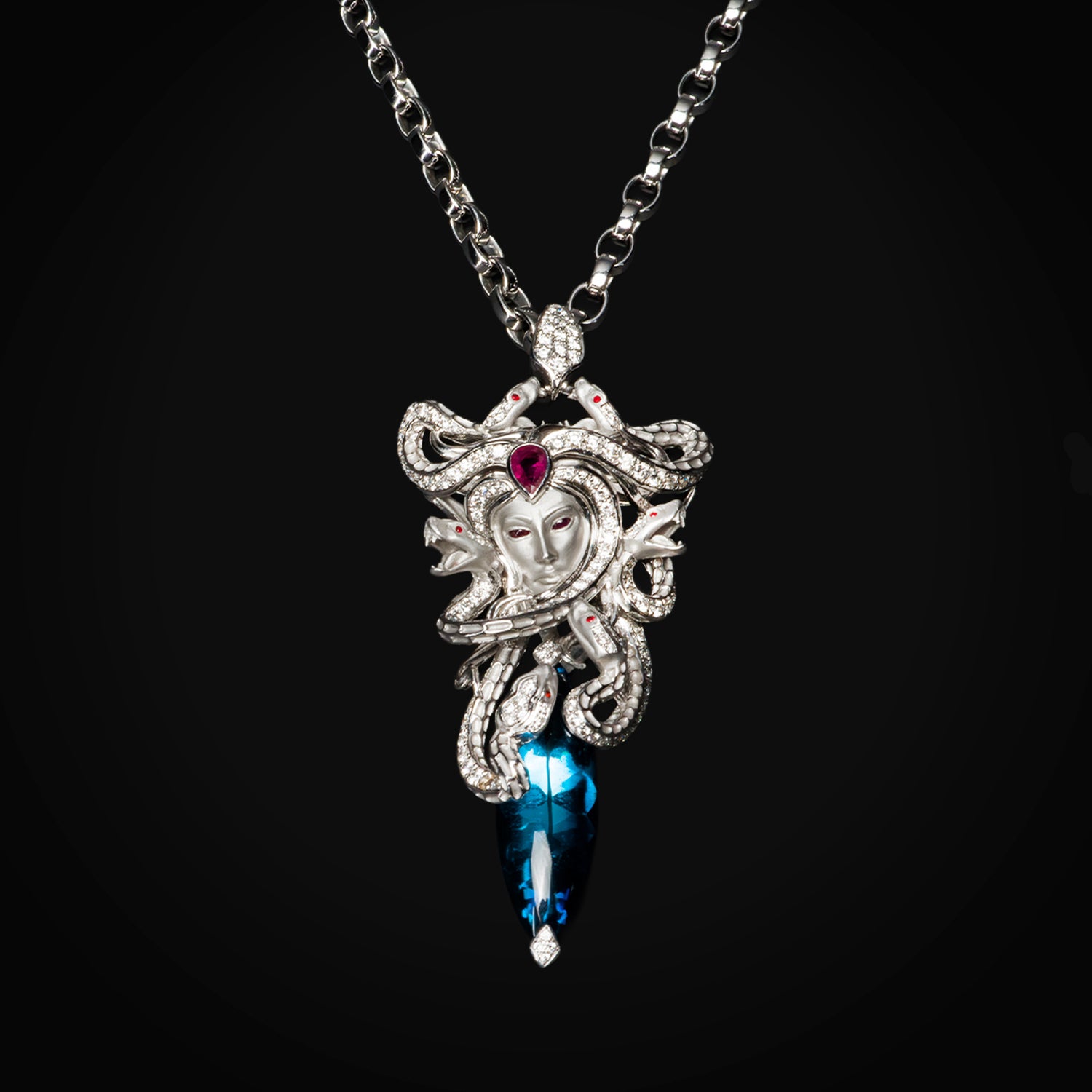Cadena con Dije Medusa 18k Oro Blanco con Diamantes Naturales + Rubies