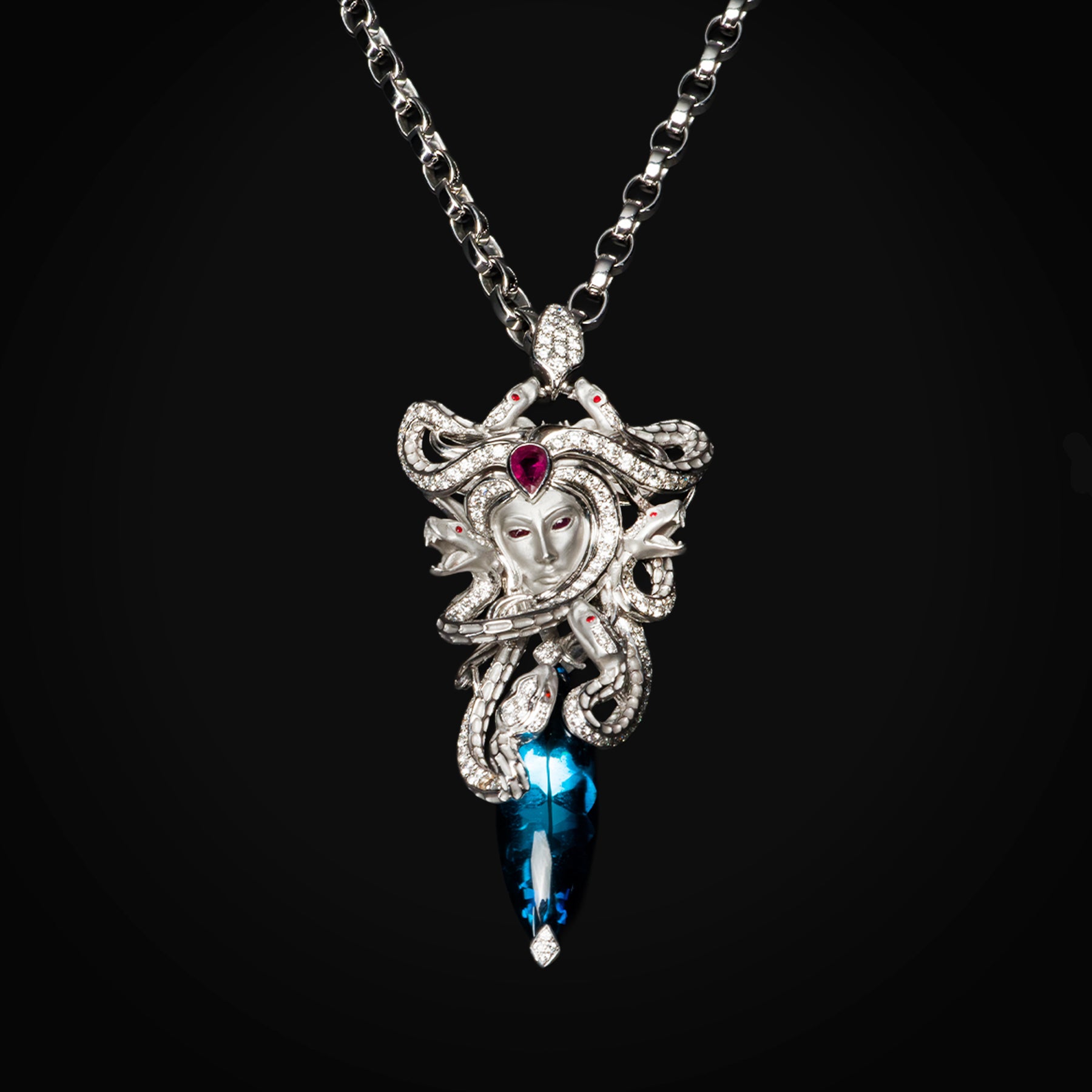 Cadena con Dije Medusa 18k Oro Blanco con Diamantes Naturales + Rubies